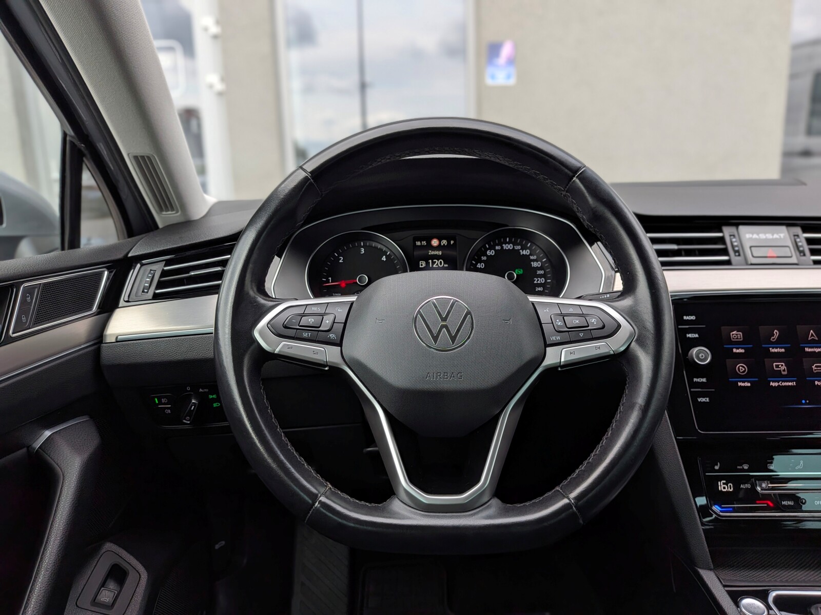 Volkswagen Passat - zdjęcie 16