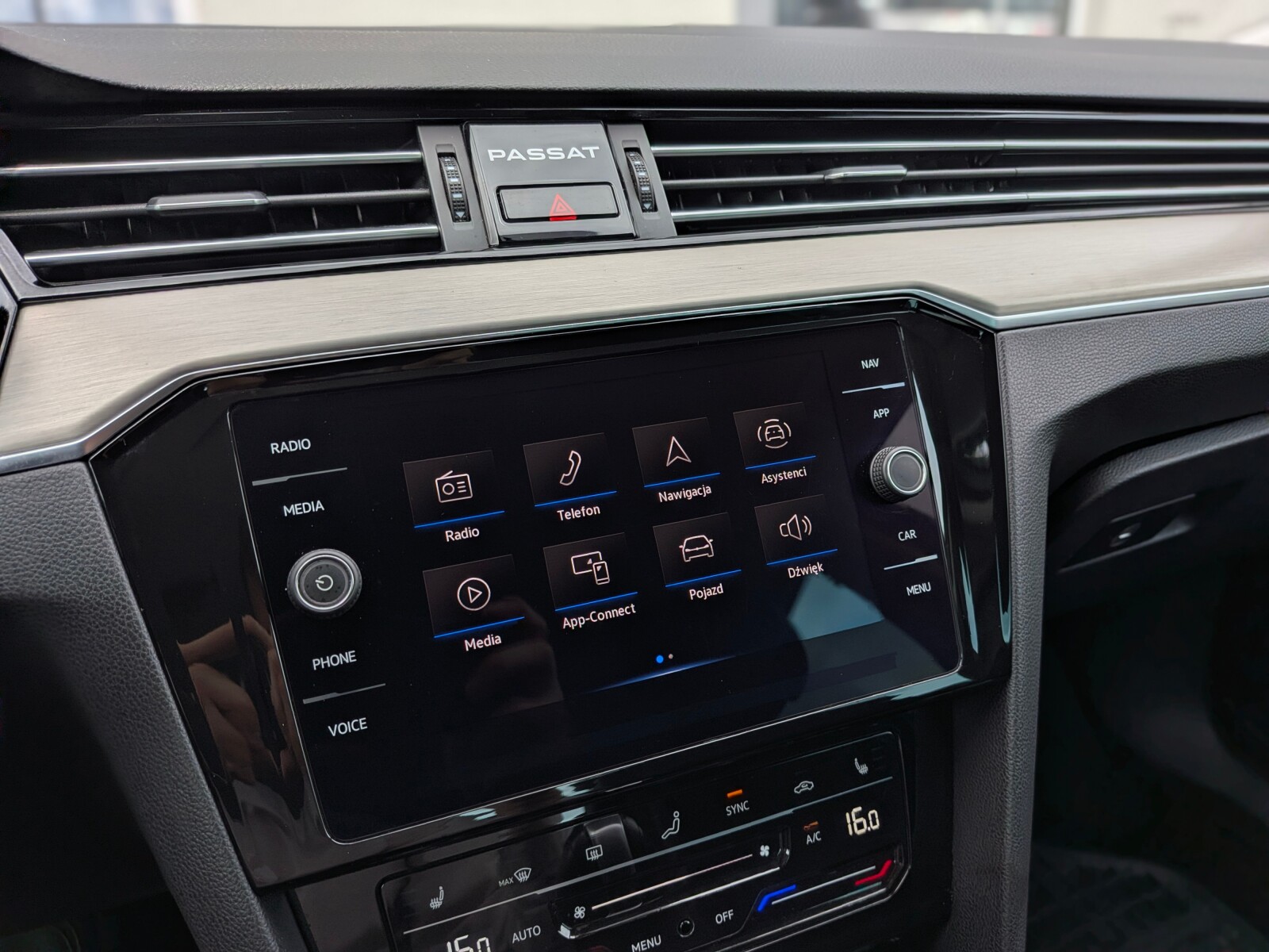 Volkswagen Passat - zdjęcie 22