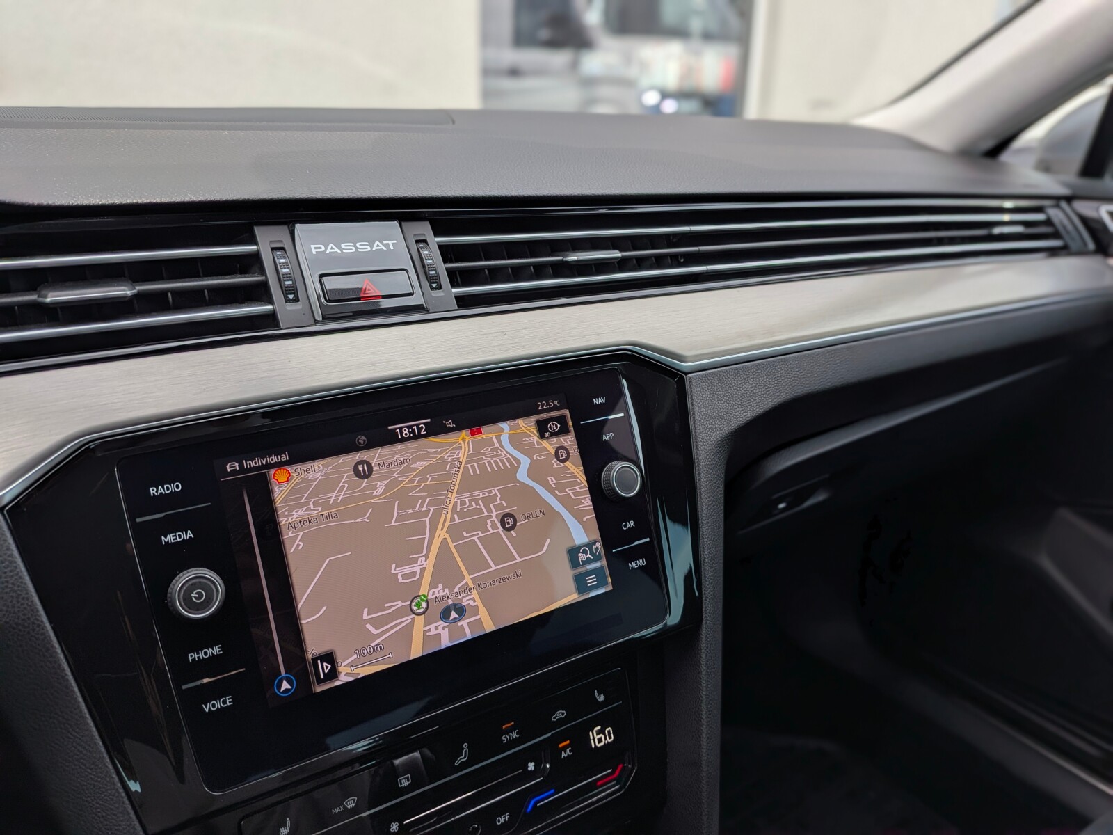 Volkswagen Passat - zdjęcie 26
