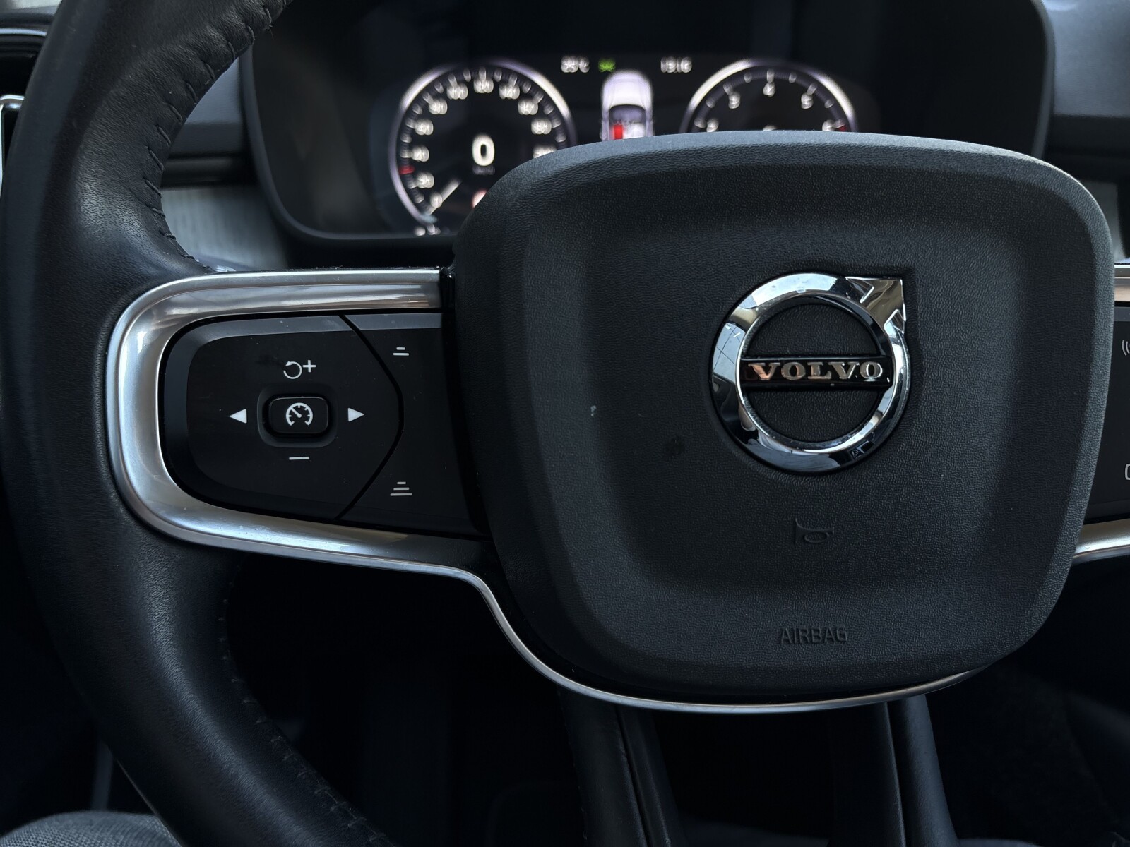 Volvo XC 40 - zdjęcie 13