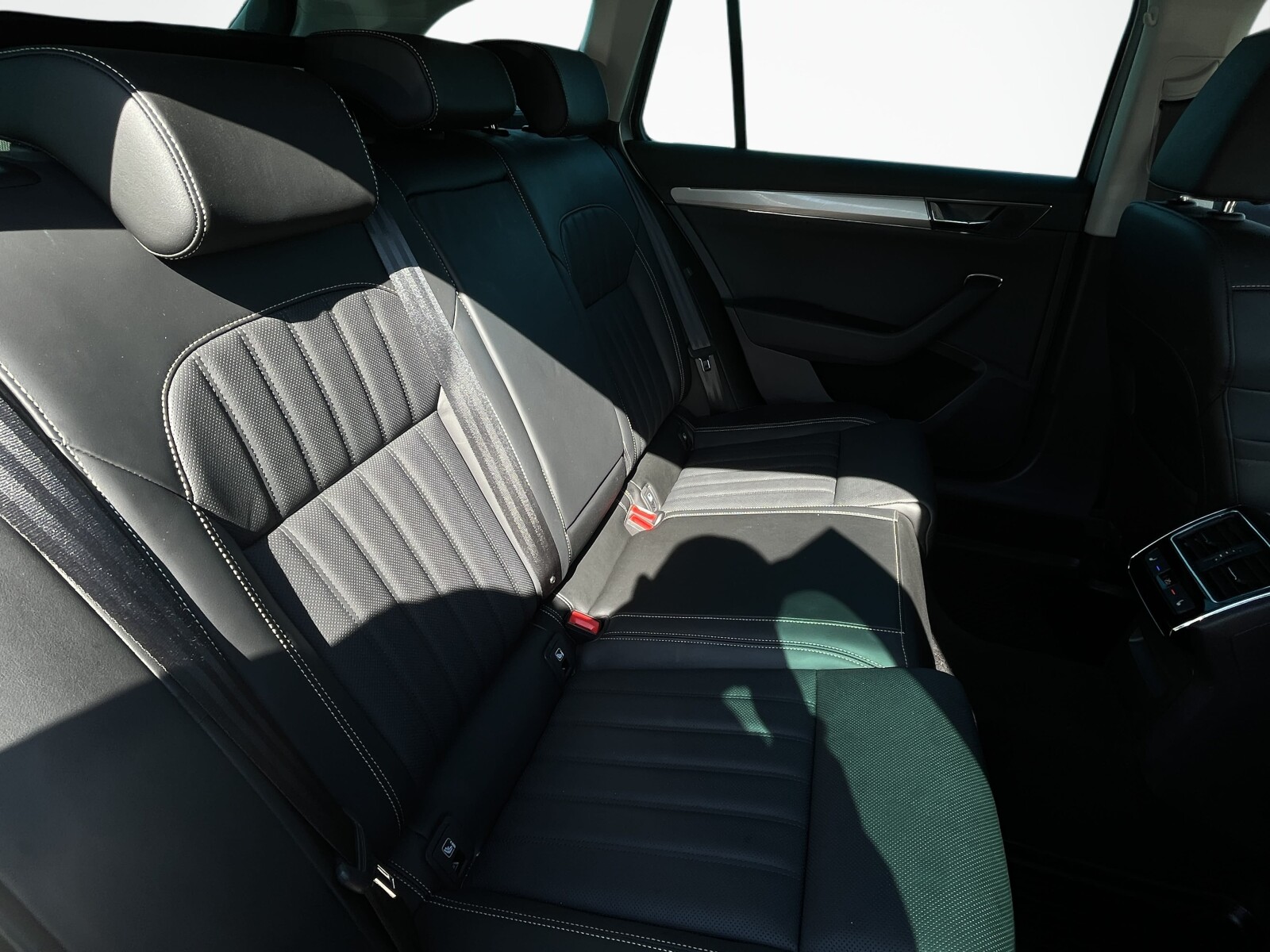 Škoda Superb Combi - zdjęcie 18