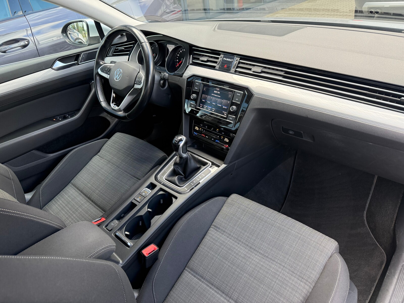 Volkswagen Passat Variant - zdjęcie 17