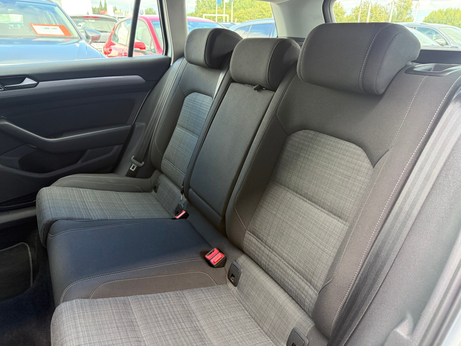 Volkswagen Passat Variant - zdjęcie 15