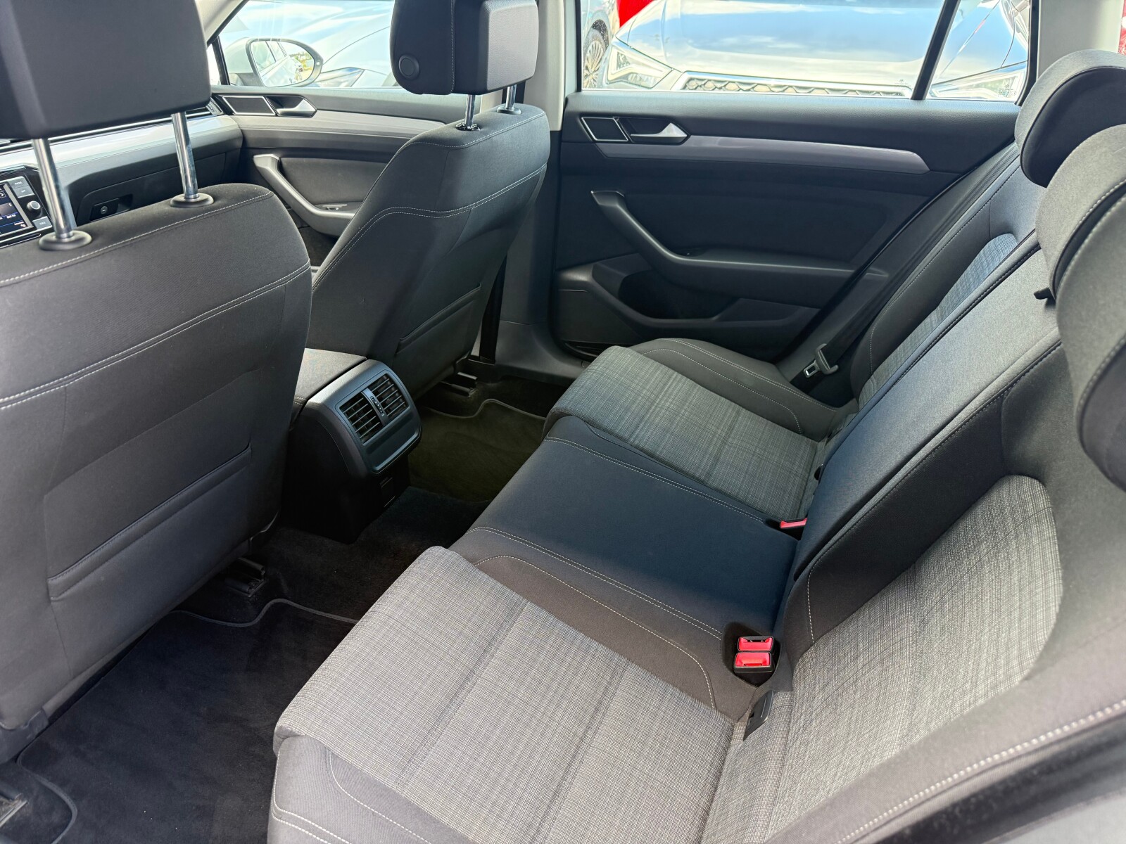 Volkswagen Passat Variant - zdjęcie 14