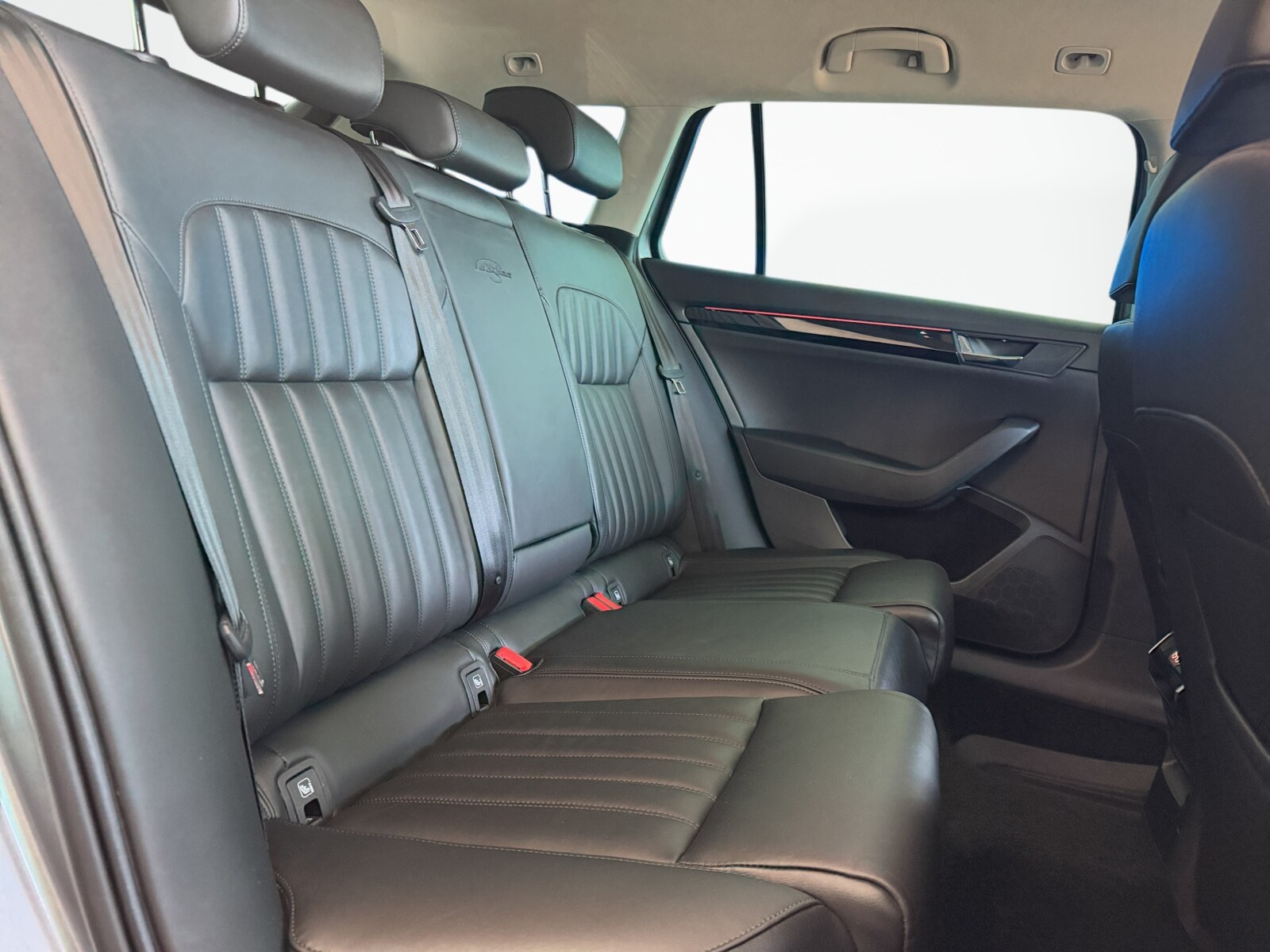 Škoda Superb Combi - zdjęcie 19