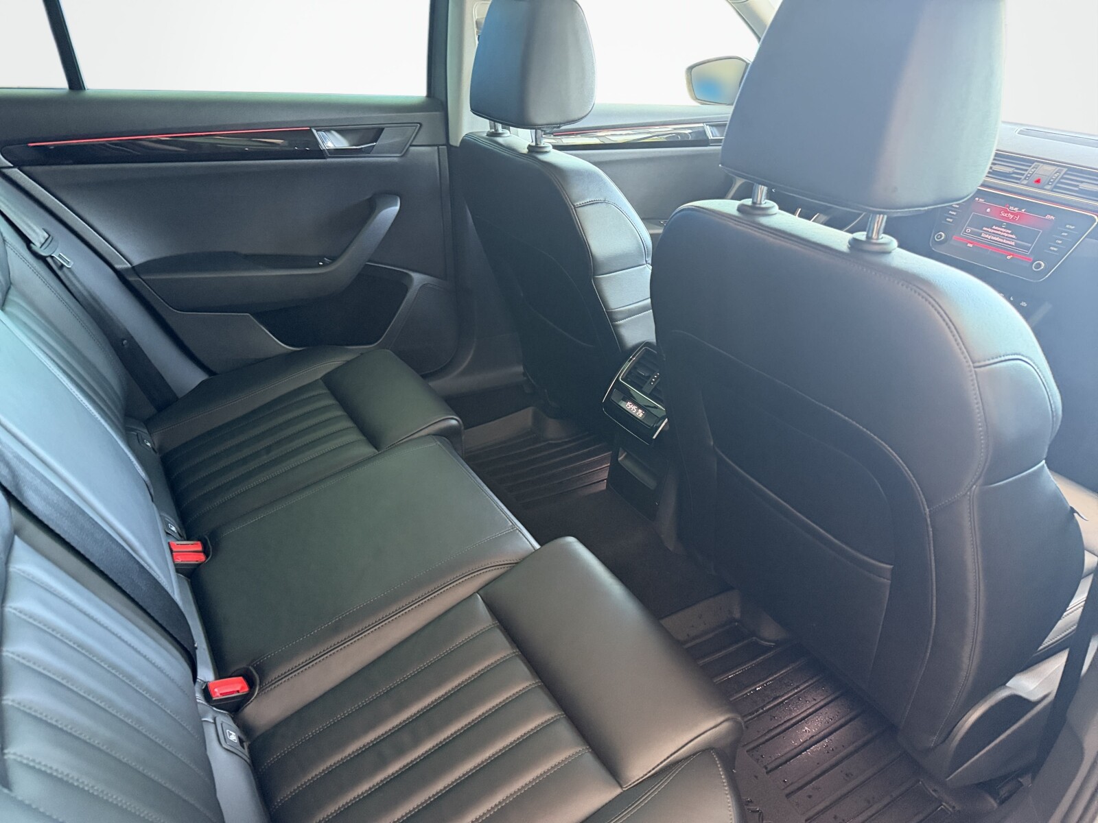 Škoda Superb Combi - zdjęcie 18