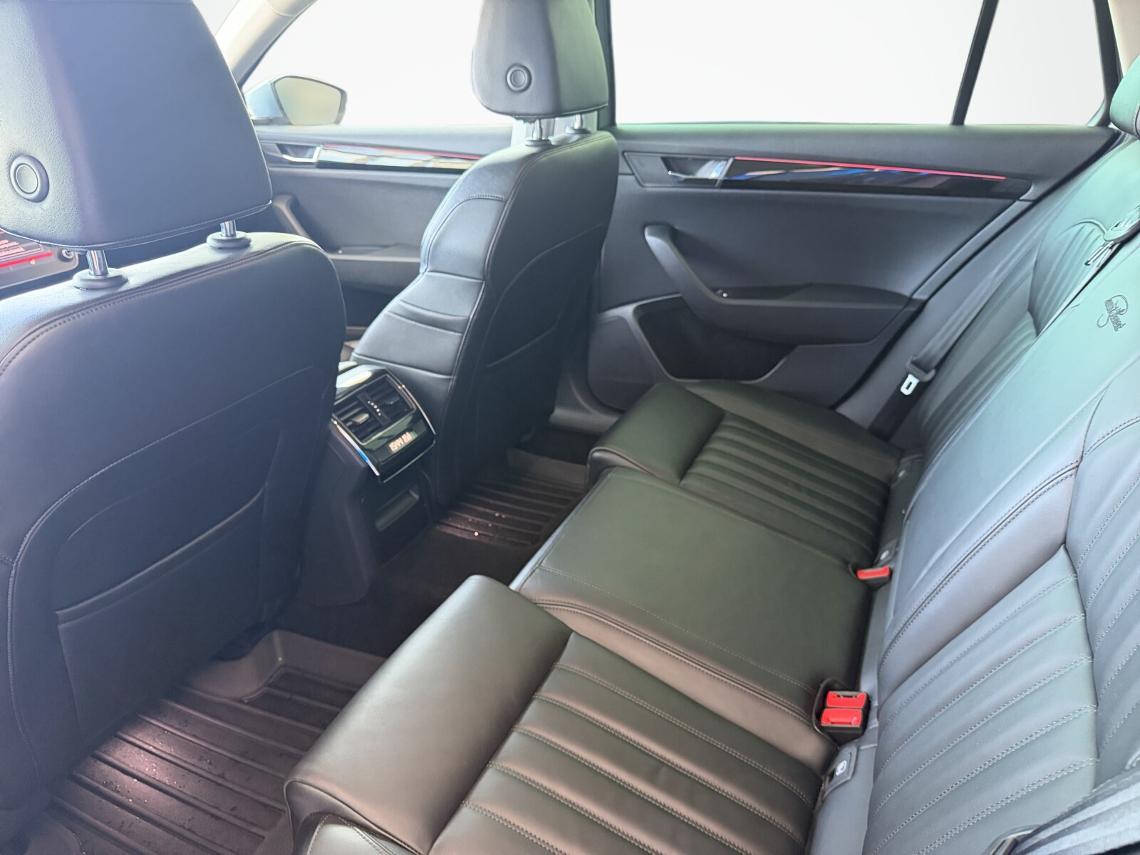 Škoda Superb Combi - zdjęcie 14