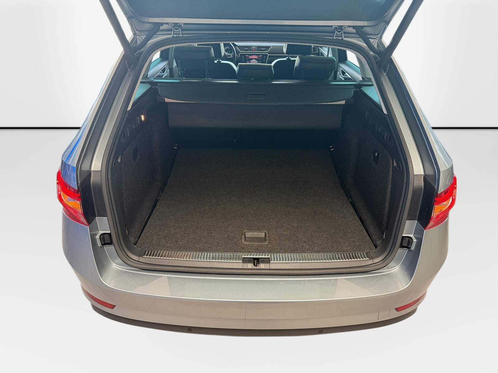 Škoda Superb Combi - zdjęcie 16