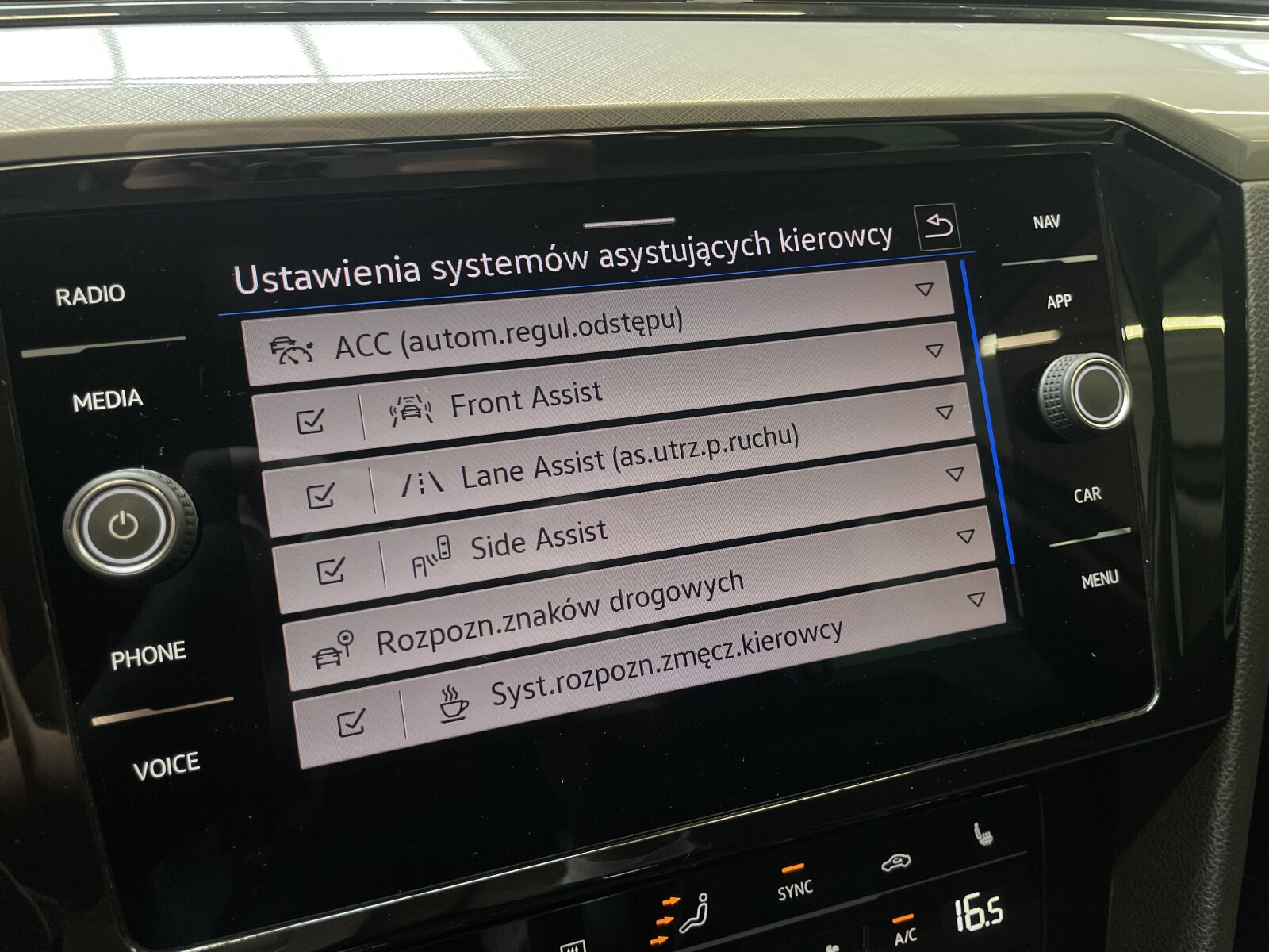 Volkswagen Passat - zdjęcie 19