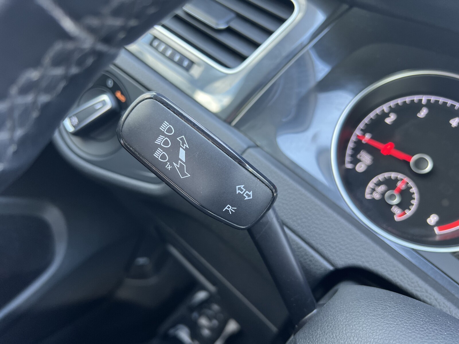 Volkswagen Golf - zdjęcie 19