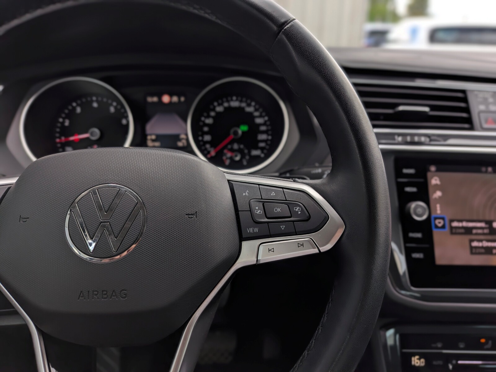 Volkswagen Tiguan - zdjęcie 18