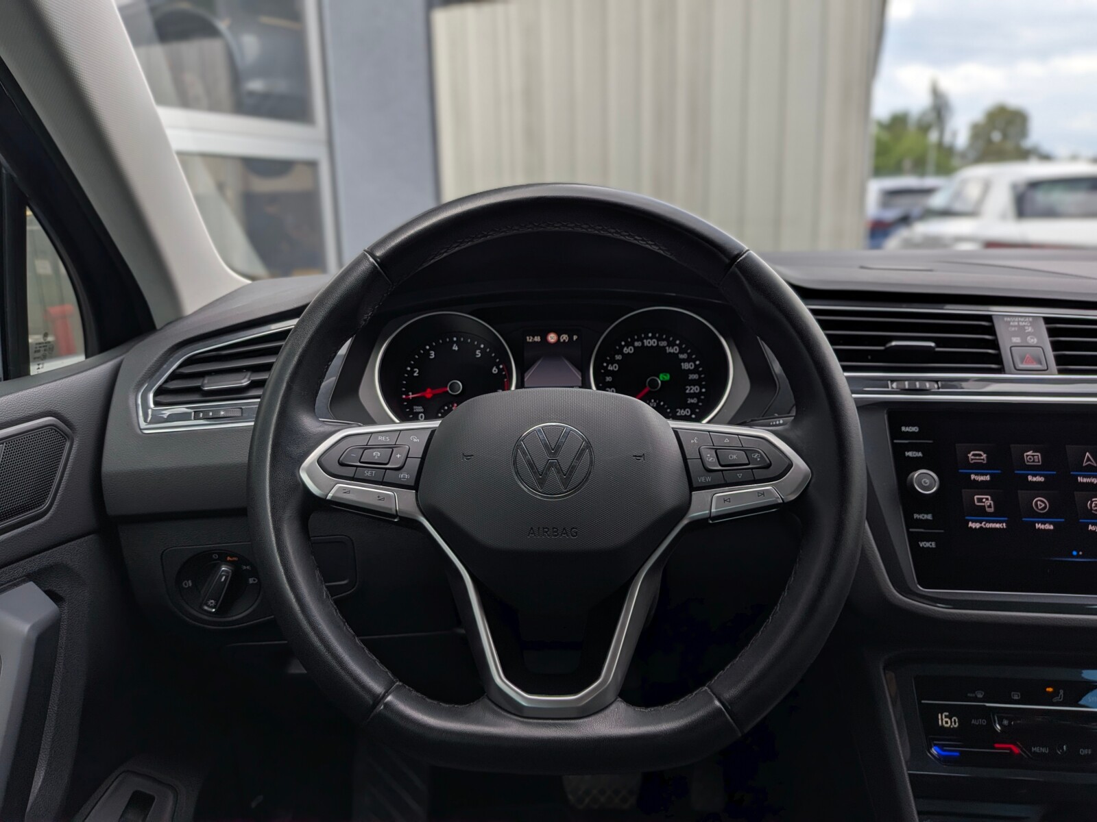 Volkswagen Tiguan - zdjęcie 16
