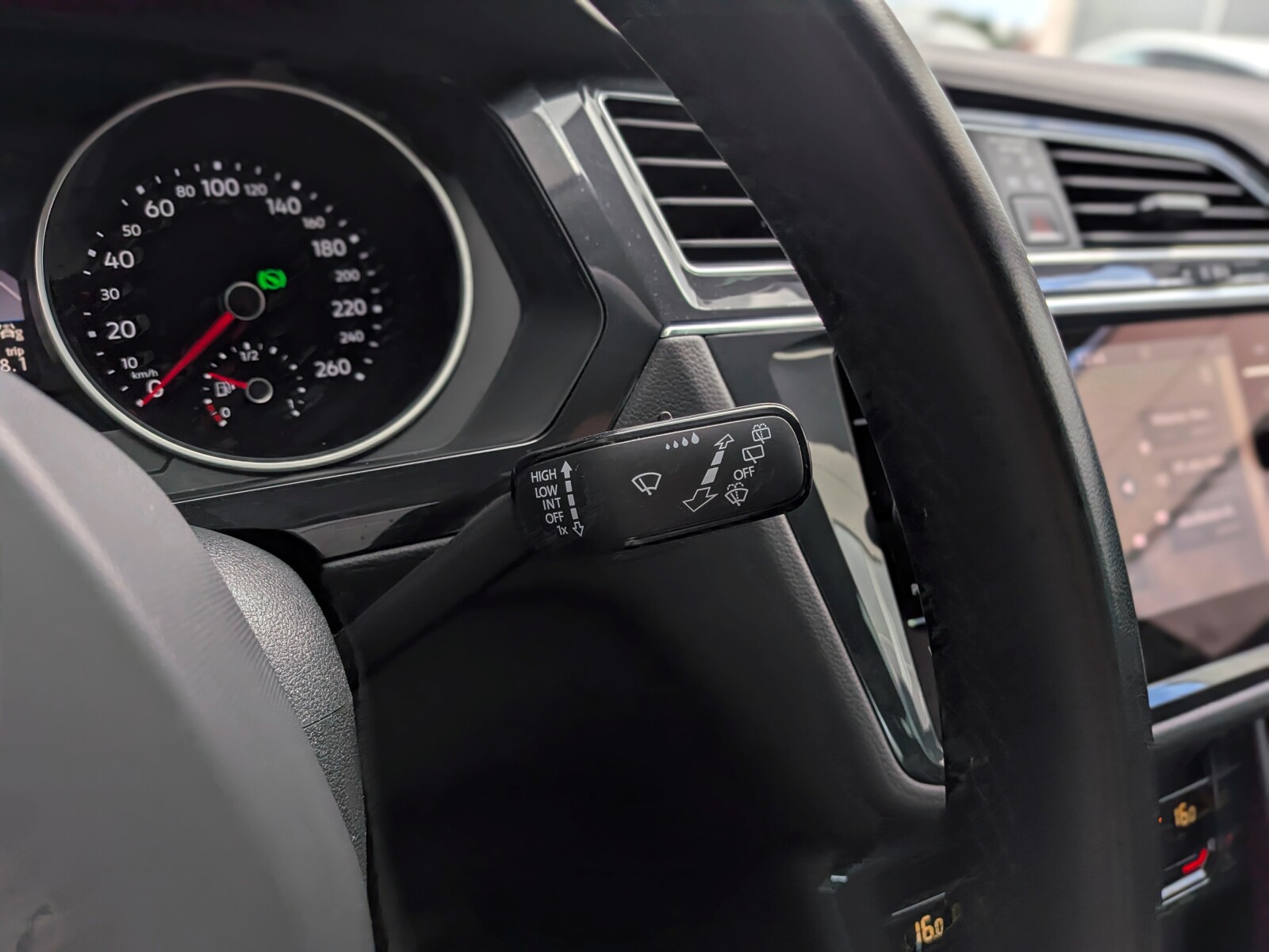 Volkswagen Tiguan - zdjęcie 20