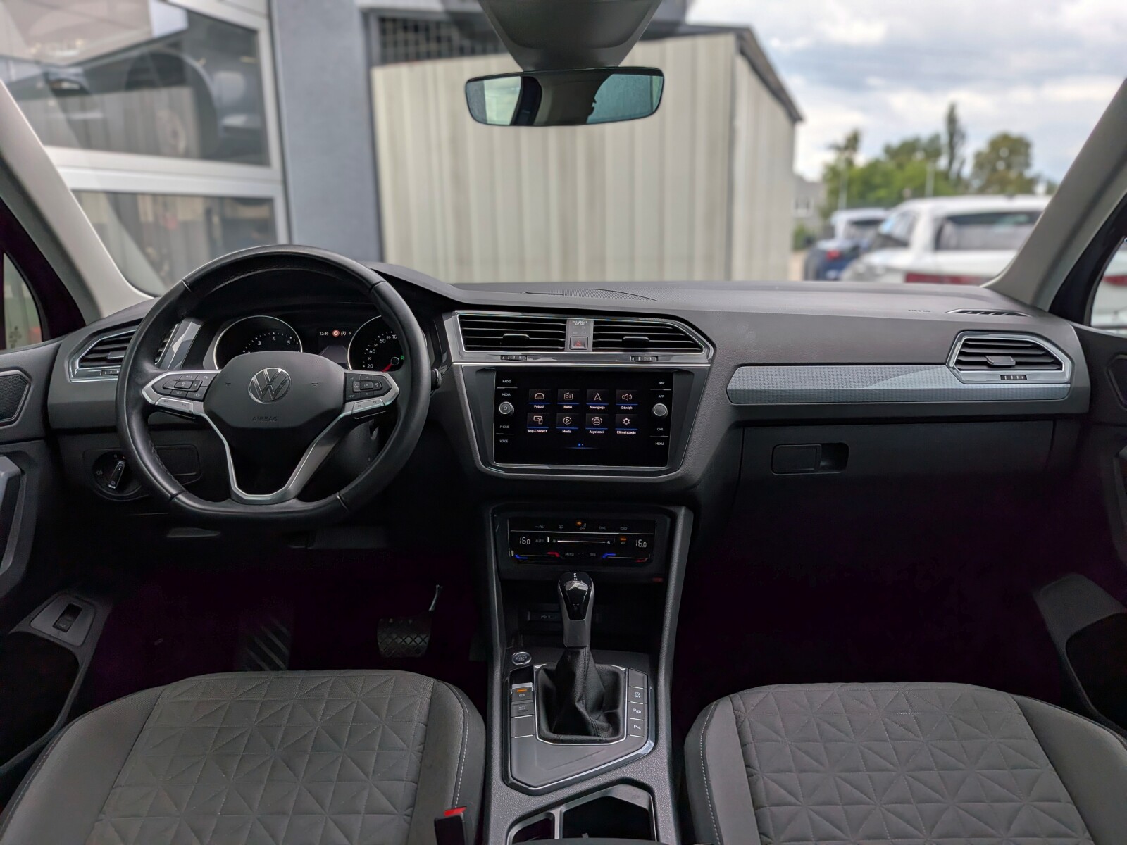 Volkswagen Tiguan - zdjęcie 12