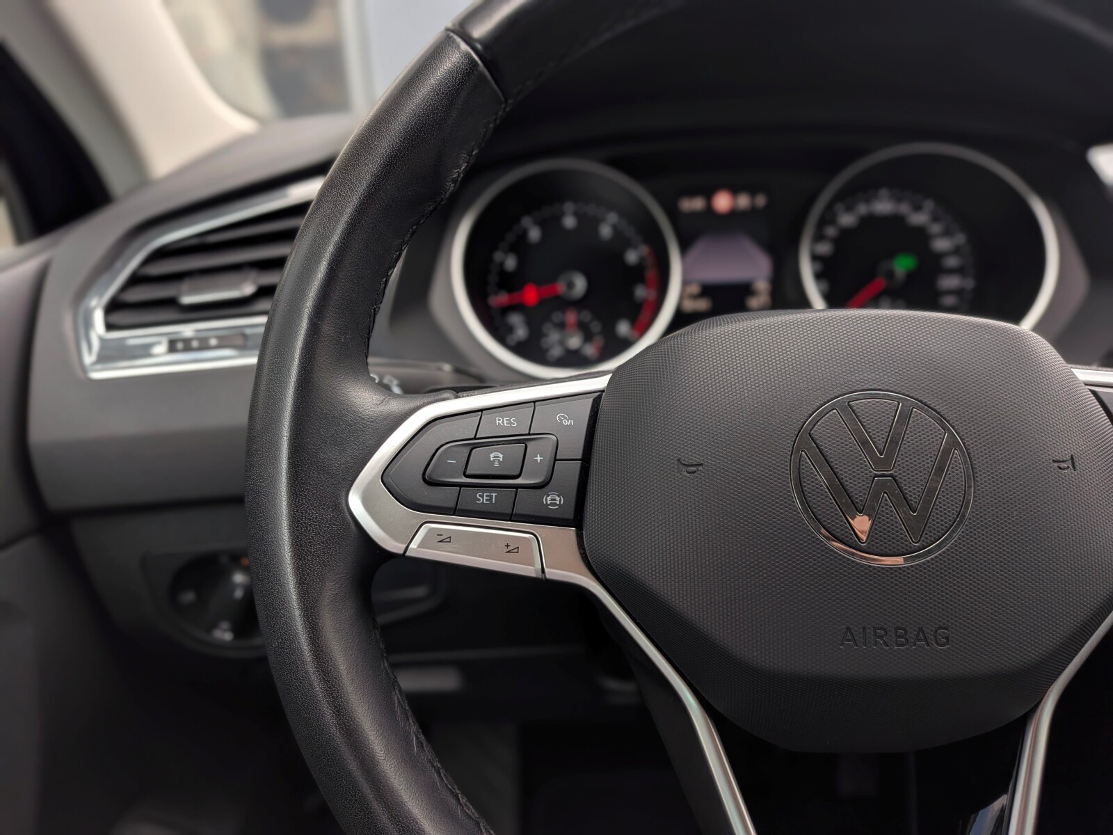 Volkswagen Tiguan - zdjęcie 17