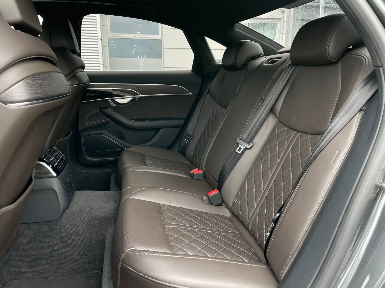 Audi A8 - zdjęcie 12