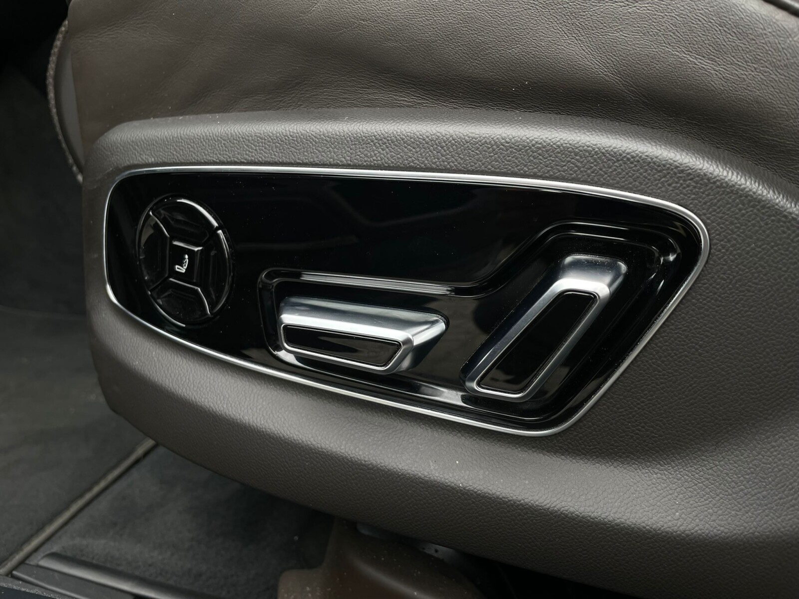 Audi A8 - zdjęcie 19