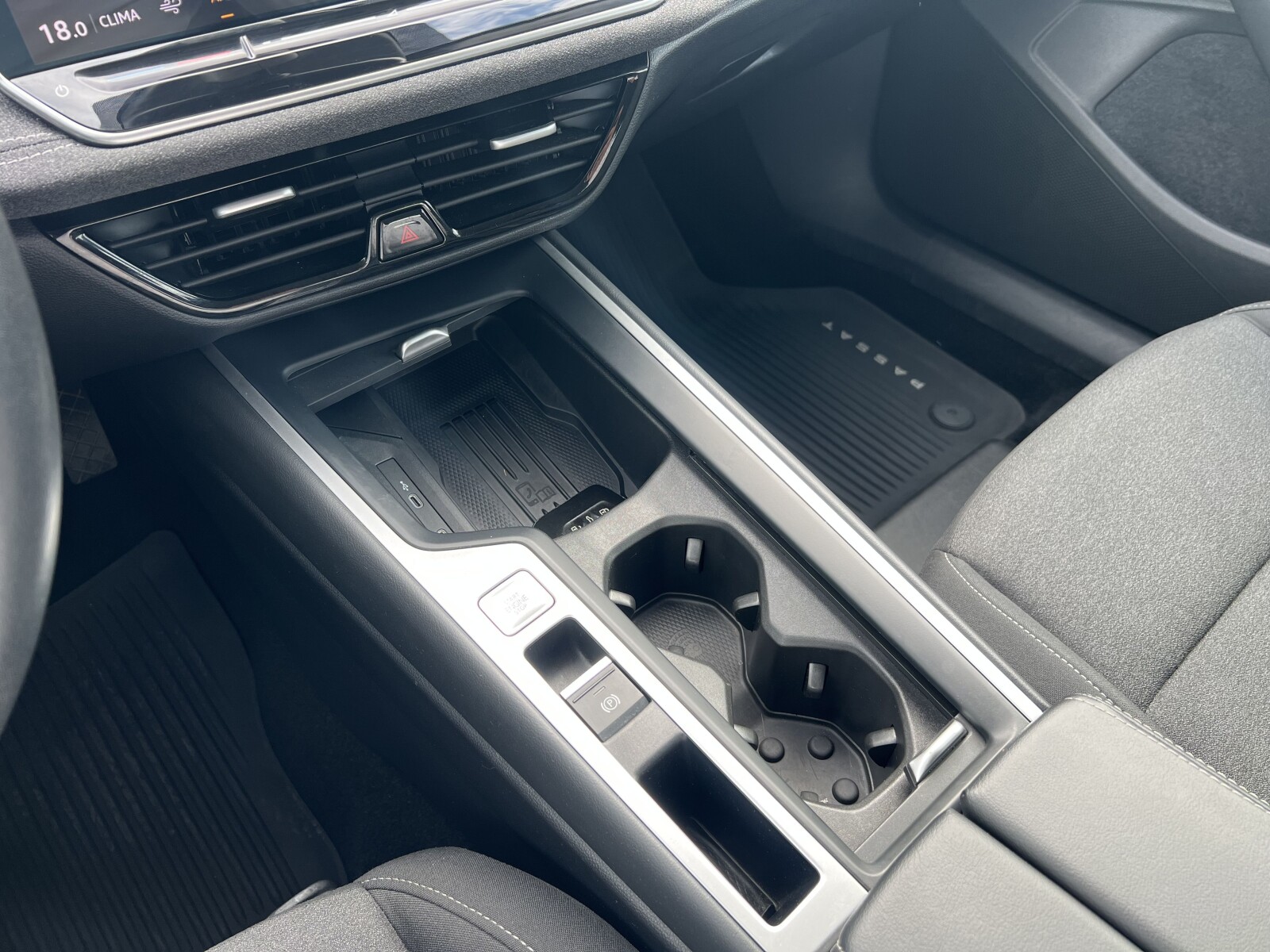 Volkswagen Passat - zdjęcie 12