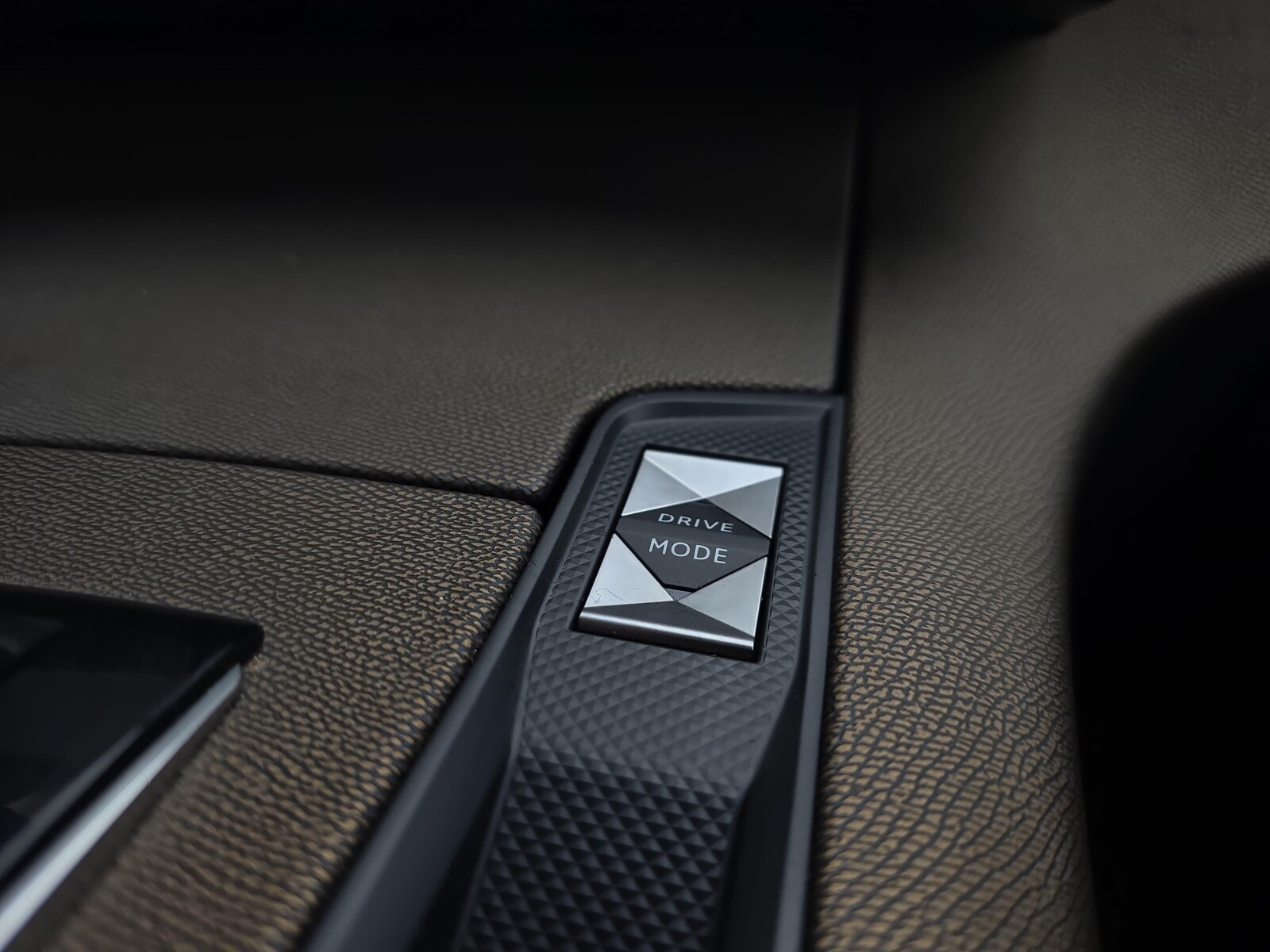 DS Automobiles DS 7 Crossback - zdjęcie 26