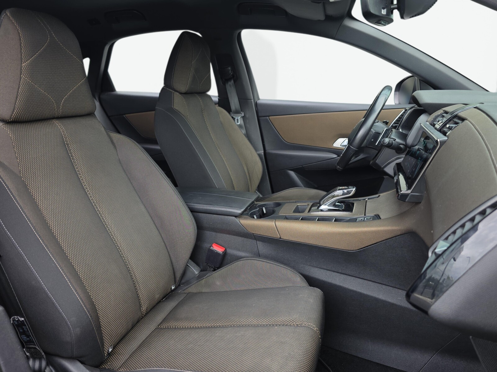 DS Automobiles DS 7 Crossback - zdjęcie 29