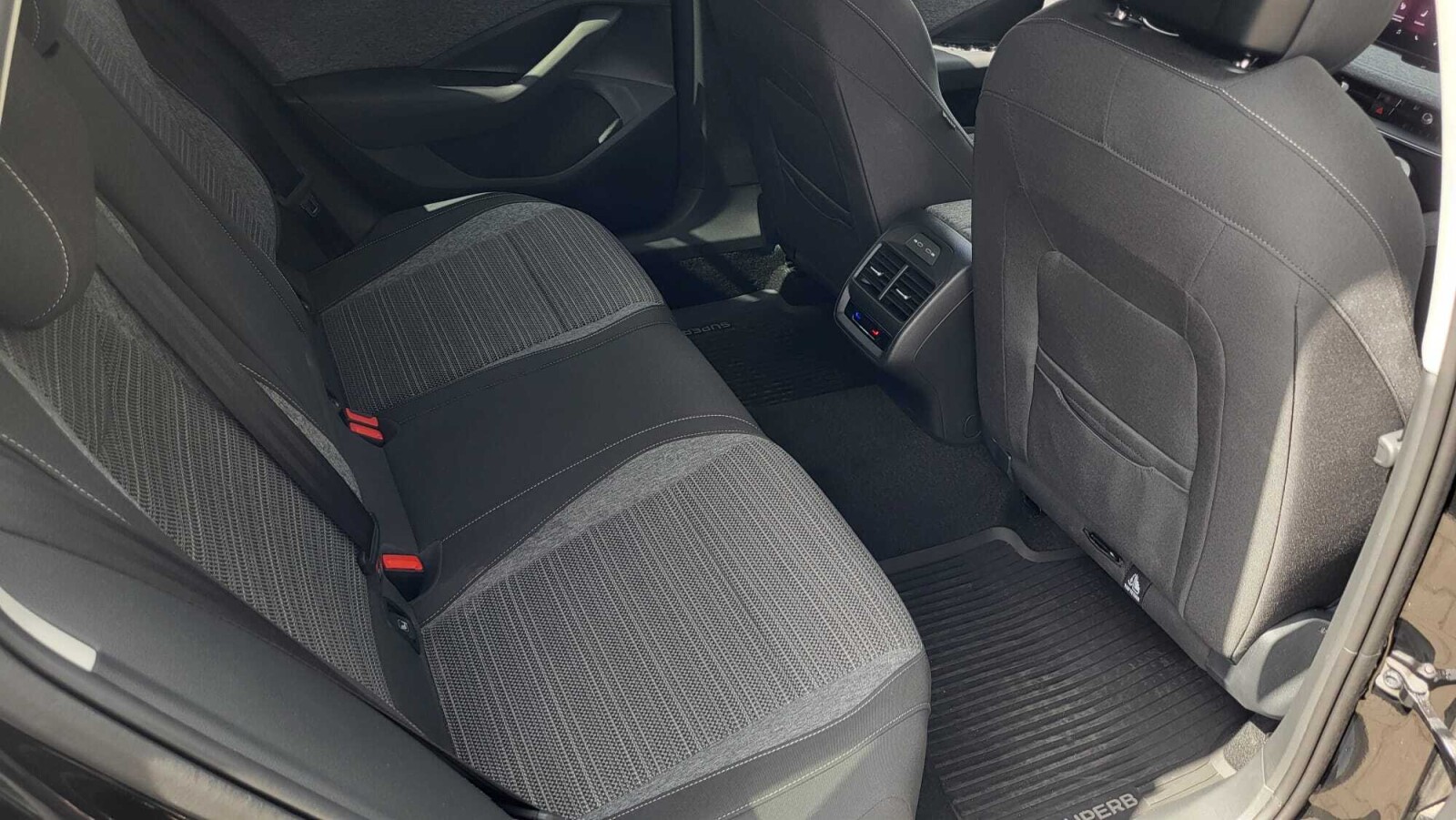Škoda Superb Combi - zdjęcie 16