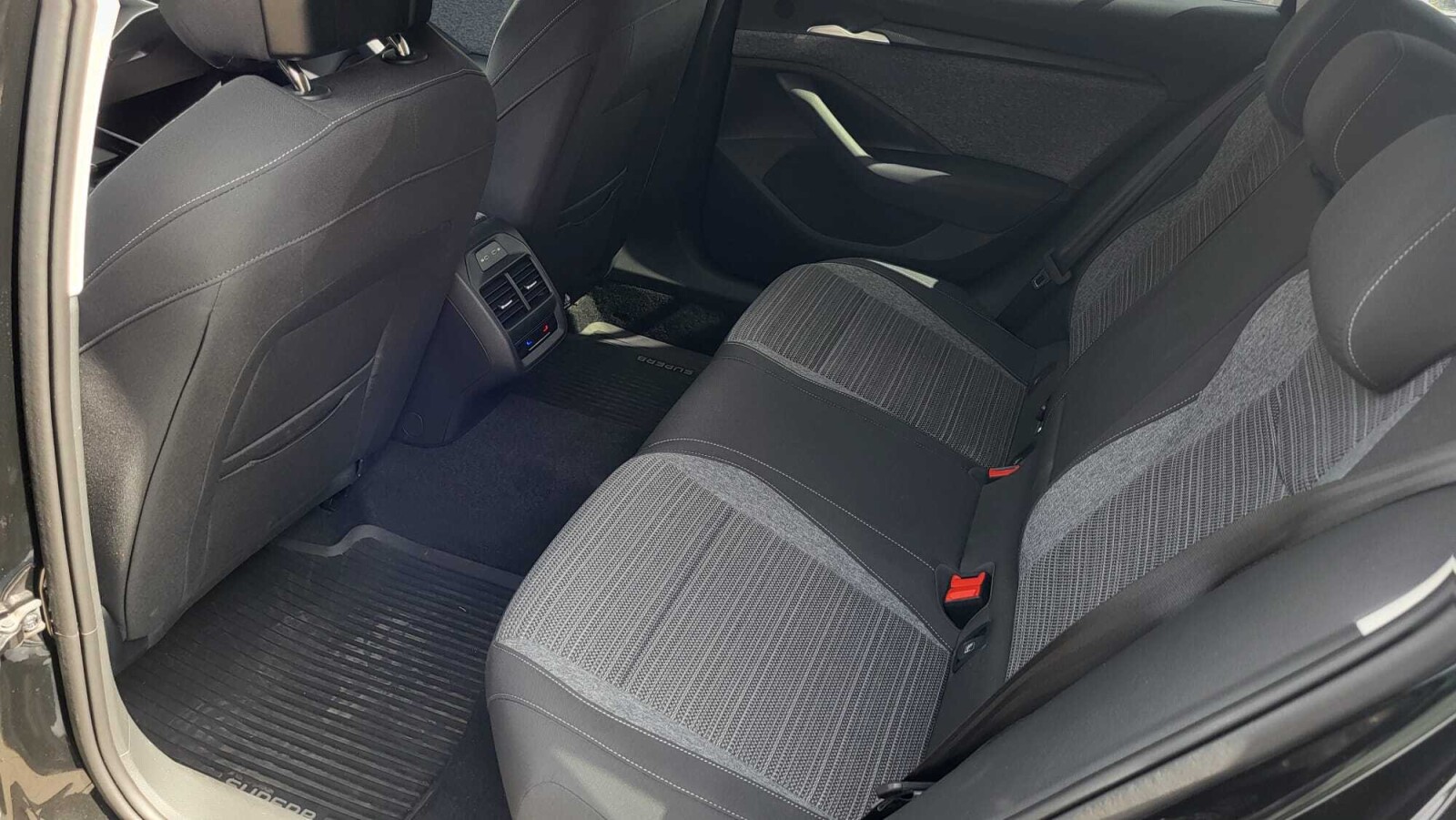 Škoda Superb Combi - zdjęcie 13