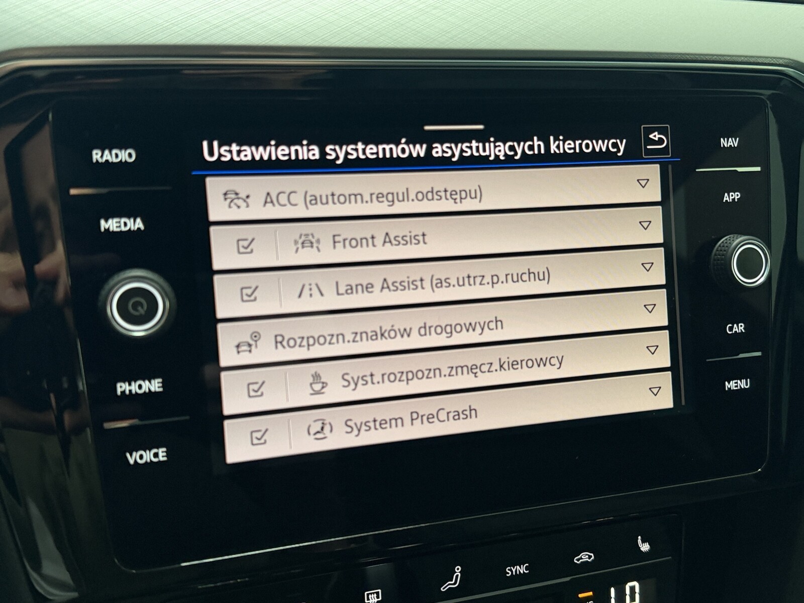 Volkswagen Passat Variant - zdjęcie 30
