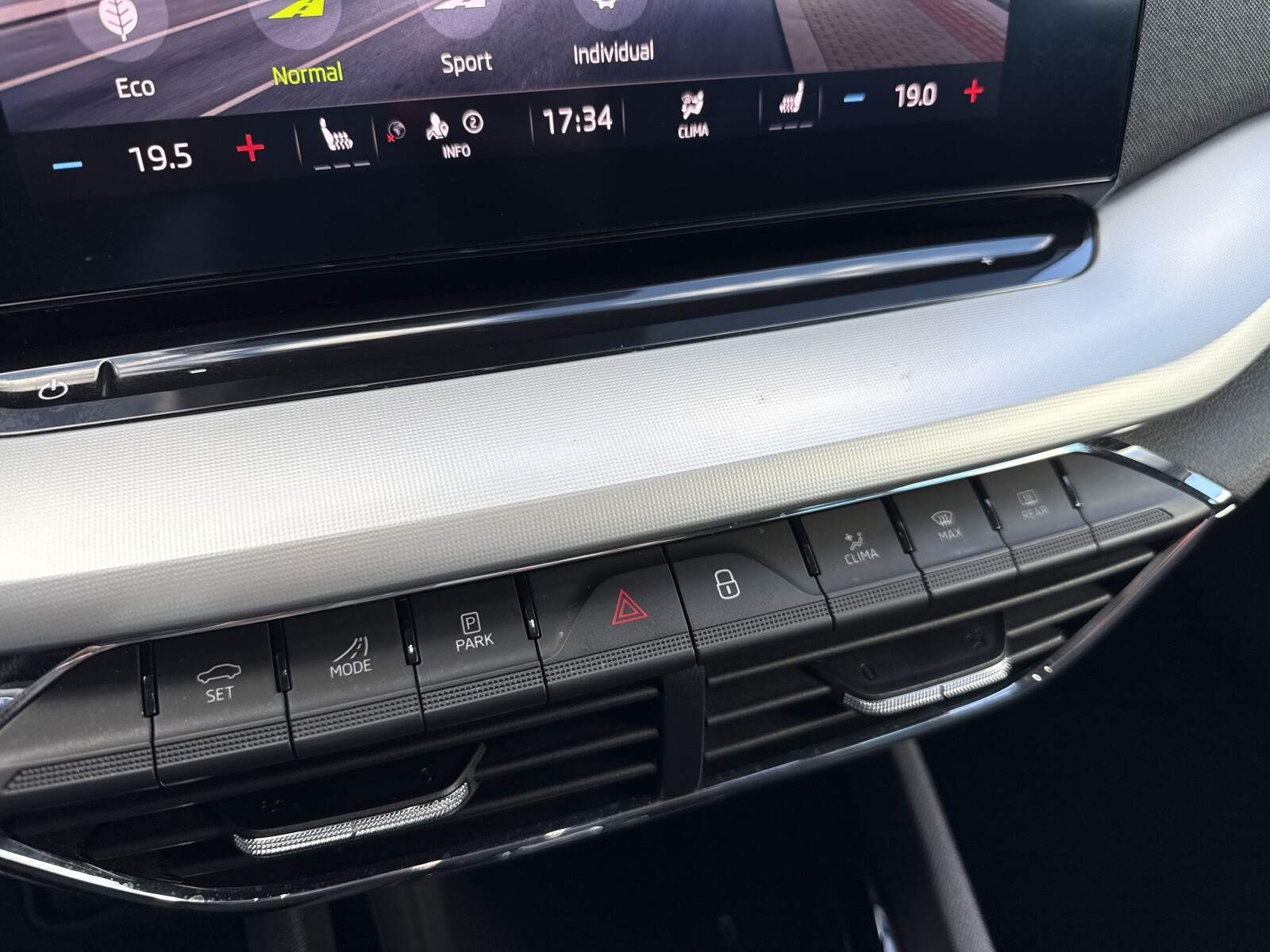 Škoda Octavia Combi - zdjęcie 17
