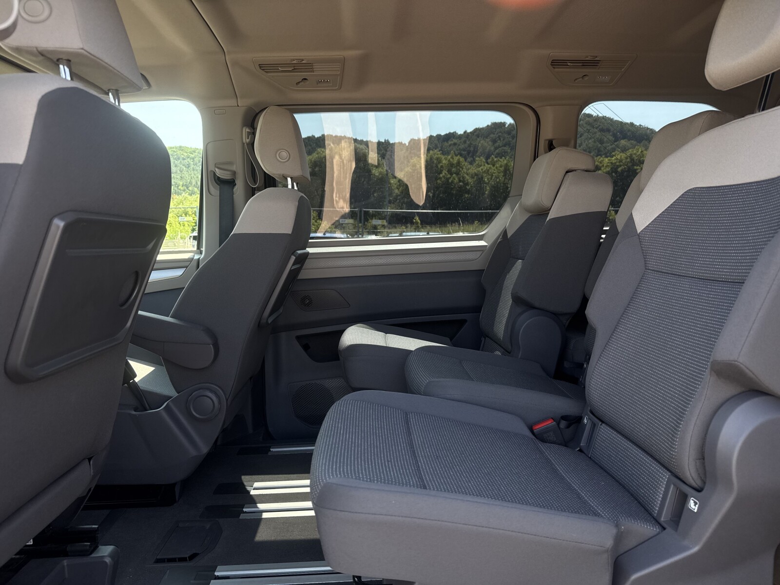Volkswagen Multivan - zdjęcie 32