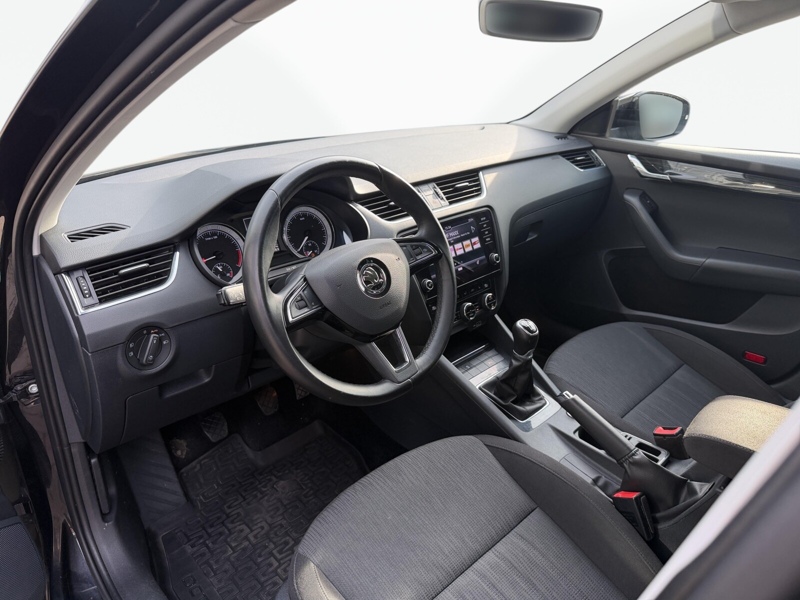 Škoda Octavia Combi - zdjęcie 10