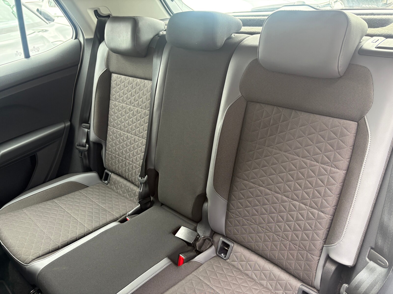 Volkswagen T-Cross - zdjęcie 13