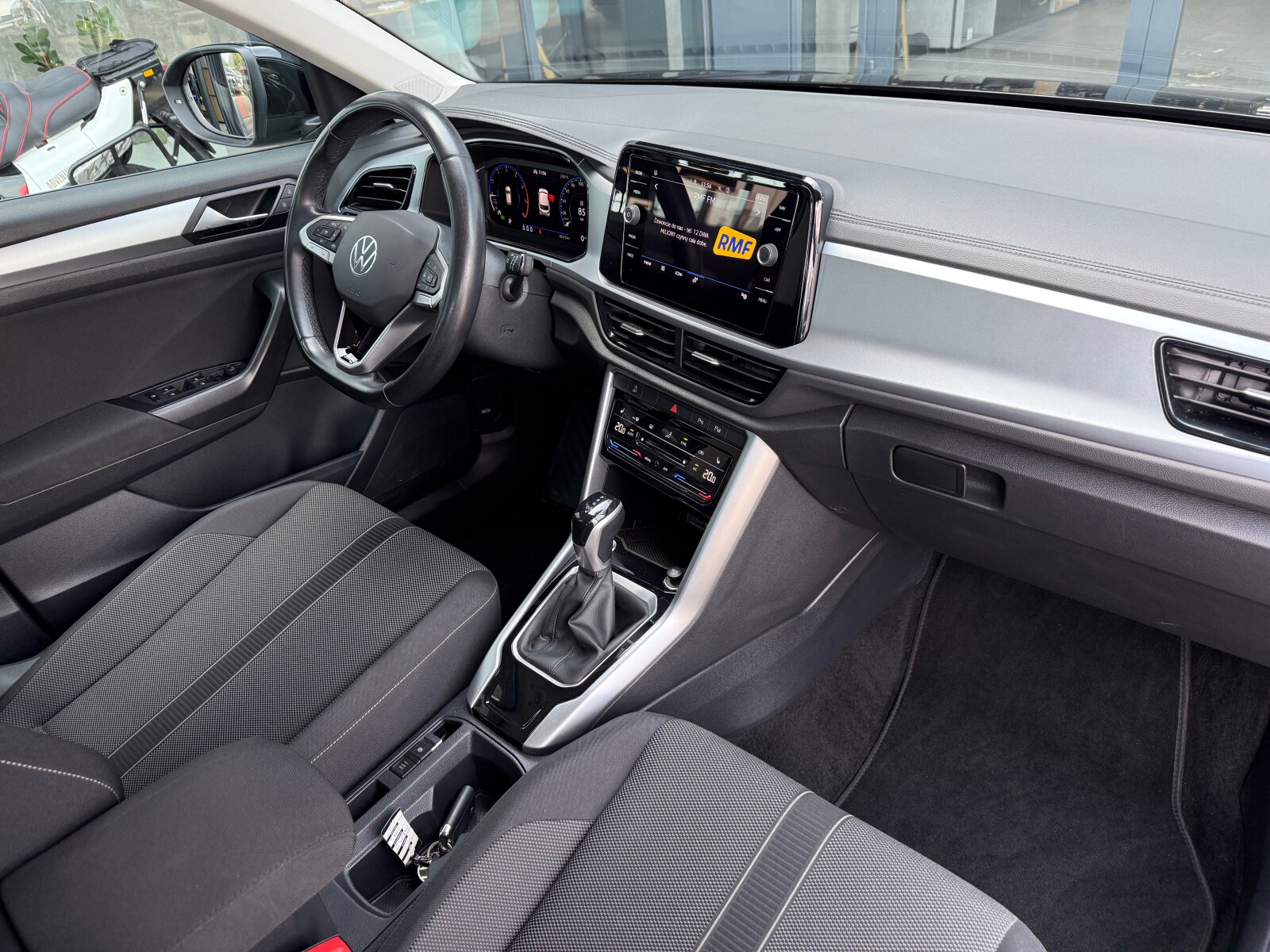 Volkswagen T-Roc - zdjęcie 16