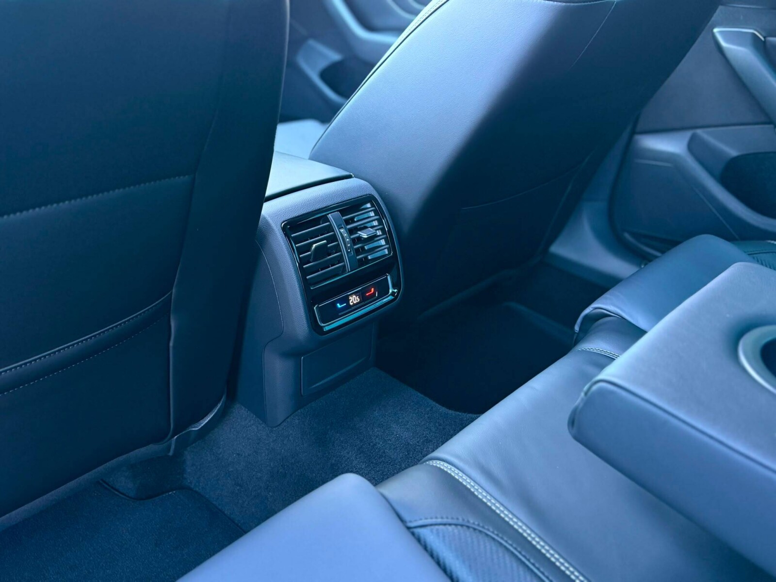 Volkswagen Passat - zdjęcie 25