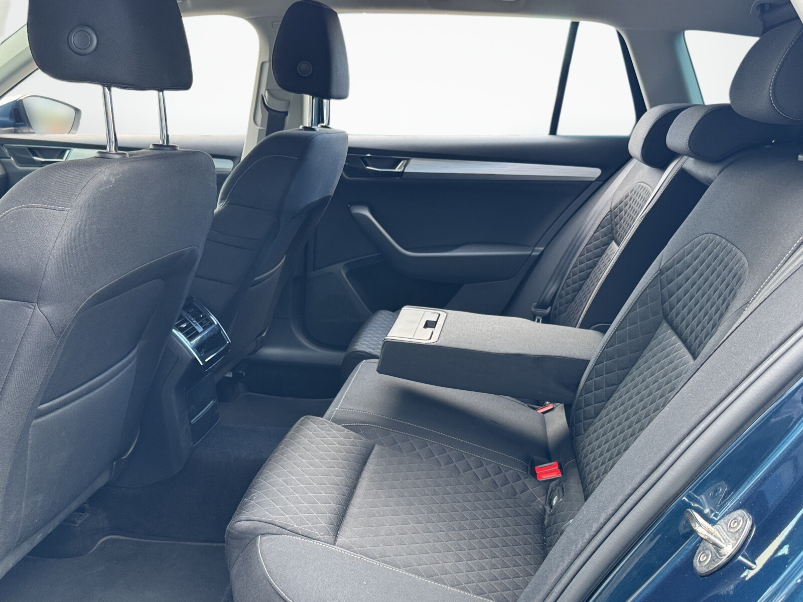 Škoda Superb Combi - zdjęcie 12