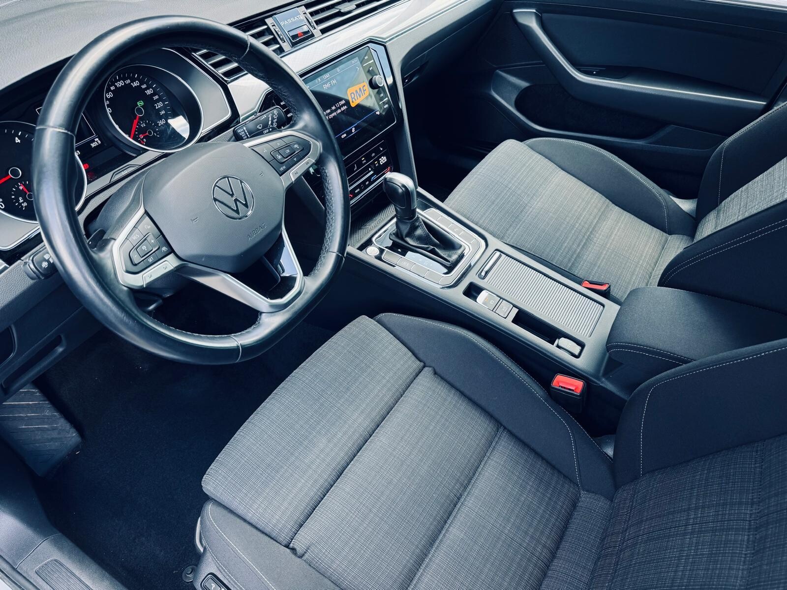 Volkswagen Passat - zdjęcie 11