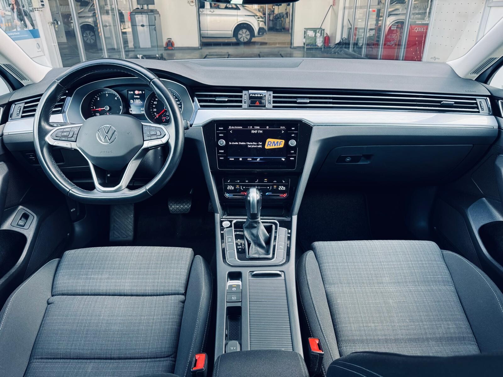 Volkswagen Passat - zdjęcie 18