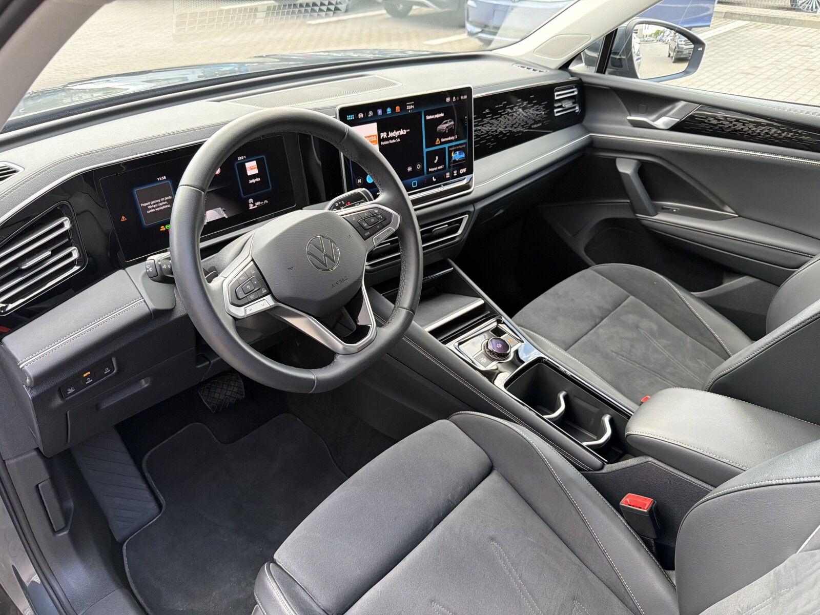 Volkswagen Tiguan - zdjęcie 12