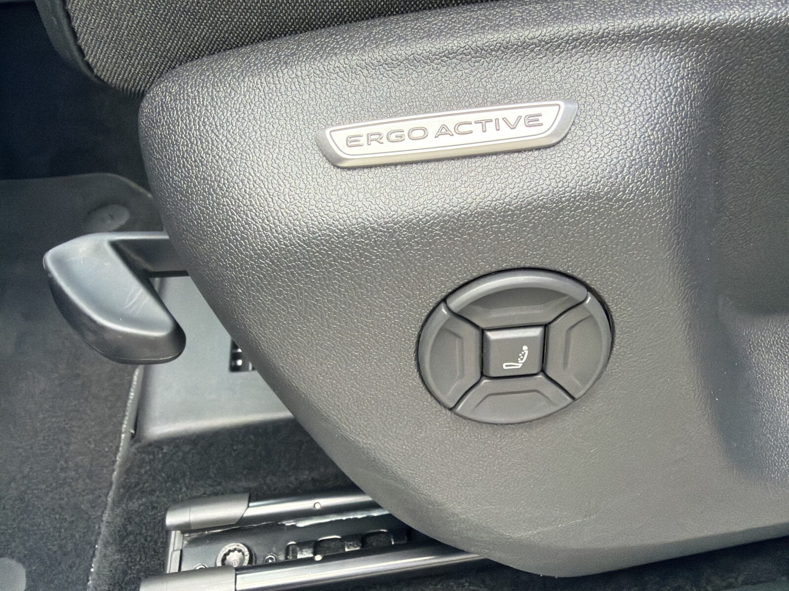 Volkswagen Tiguan - zdjęcie 25