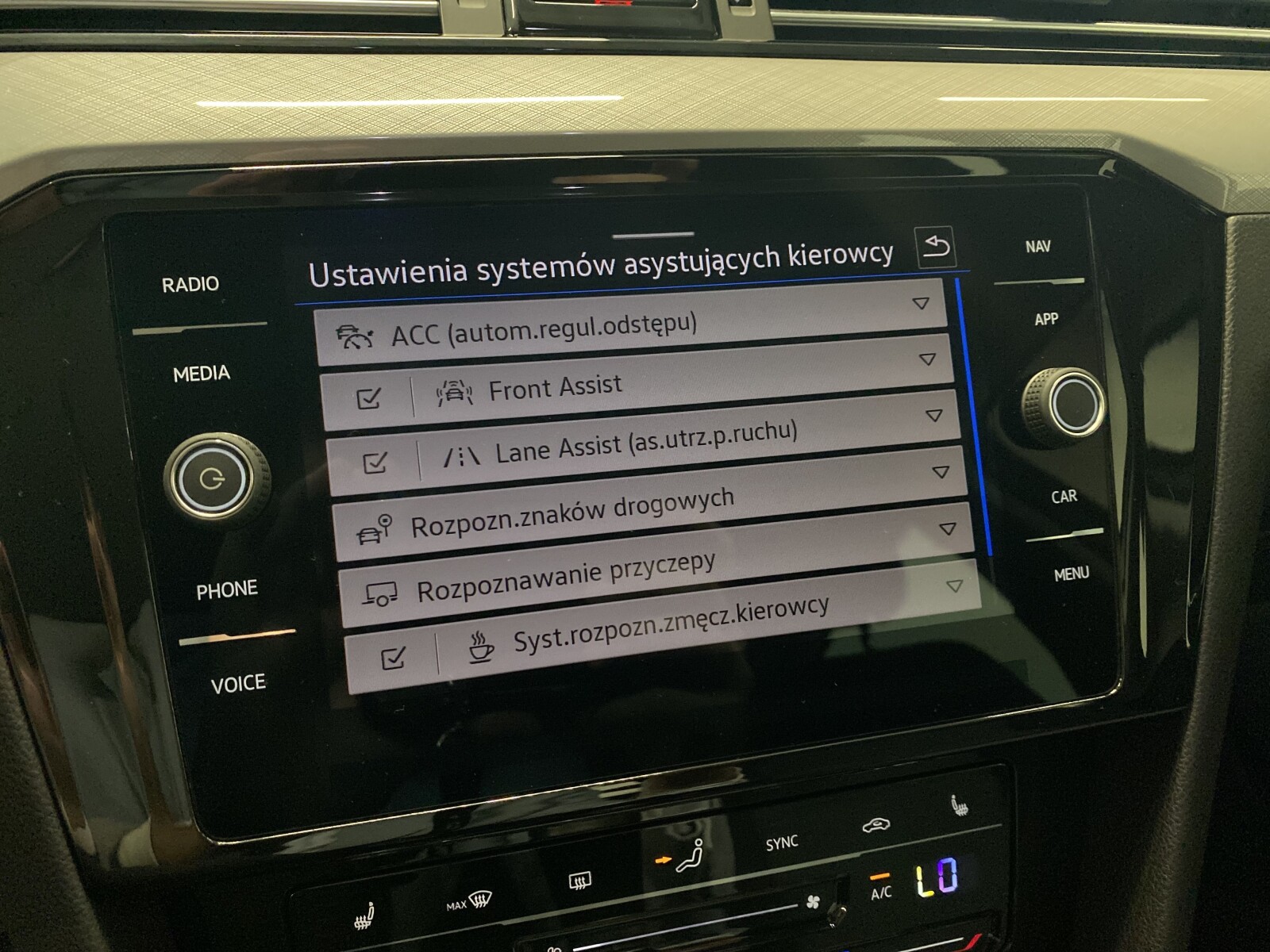 Volkswagen Passat - zdjęcie 19