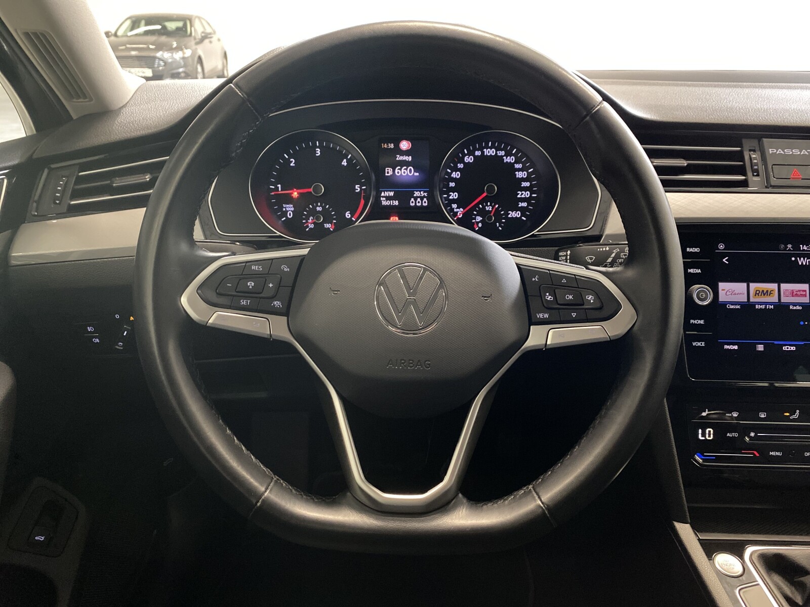 Volkswagen Passat - zdjęcie 23
