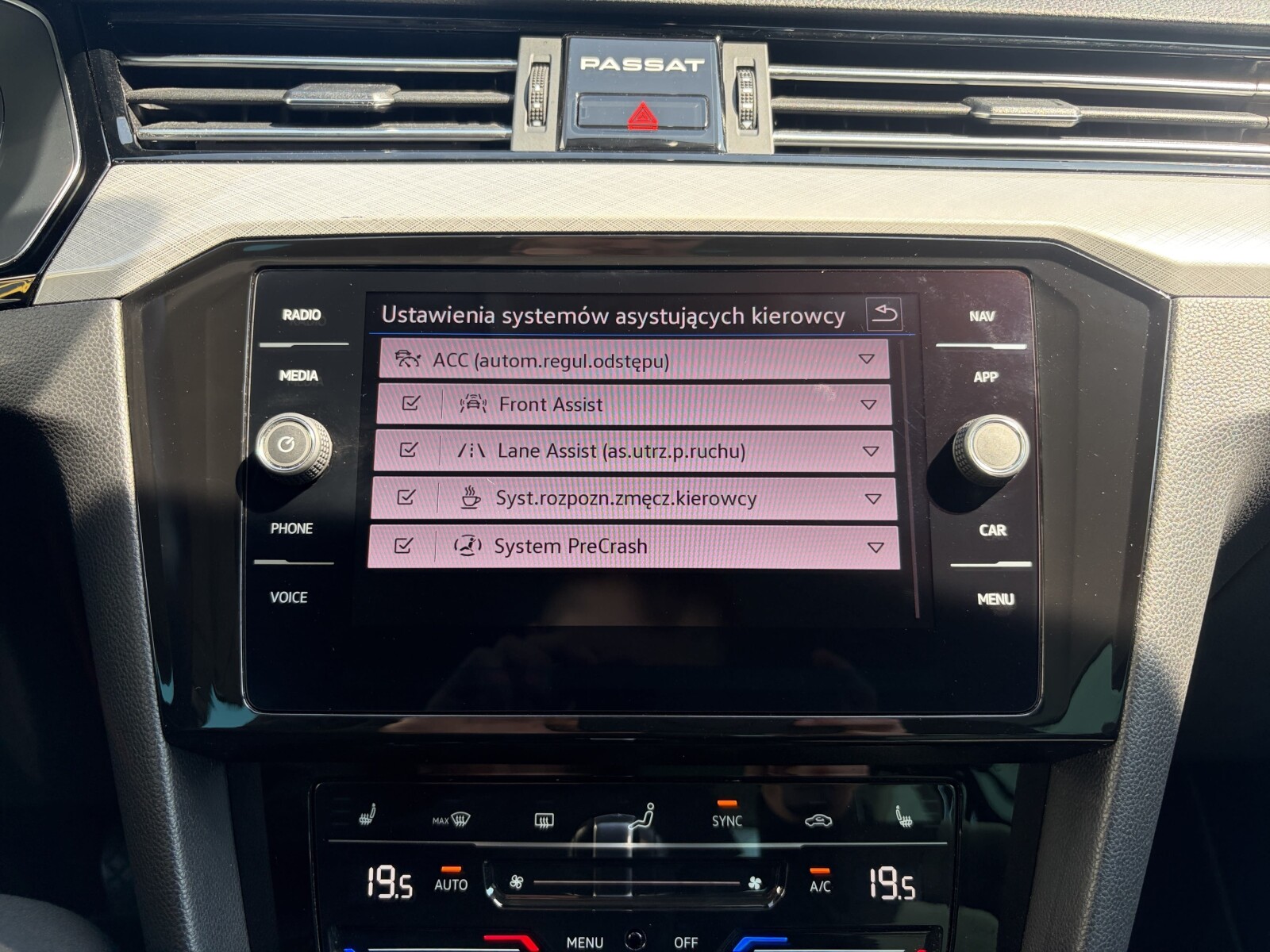 Volkswagen Passat Variant - zdjęcie 20