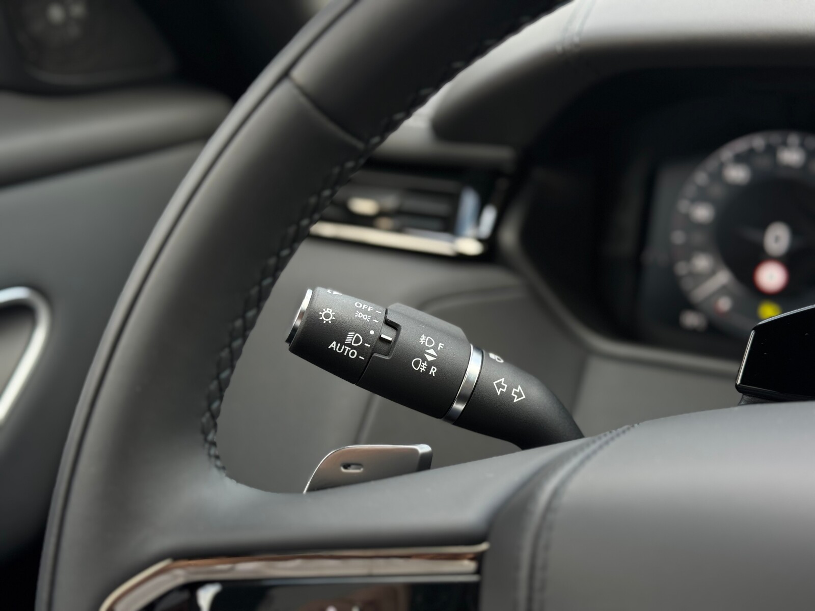 Land Rover Range Rover Velar - zdjęcie 12