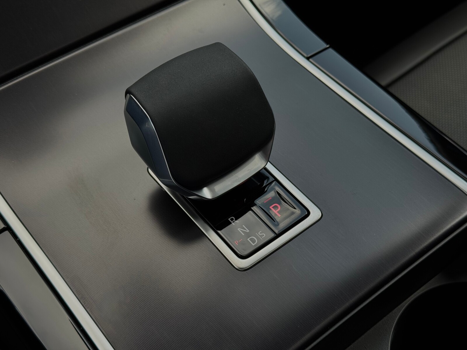 Land Rover Range Rover Velar - zdjęcie 29