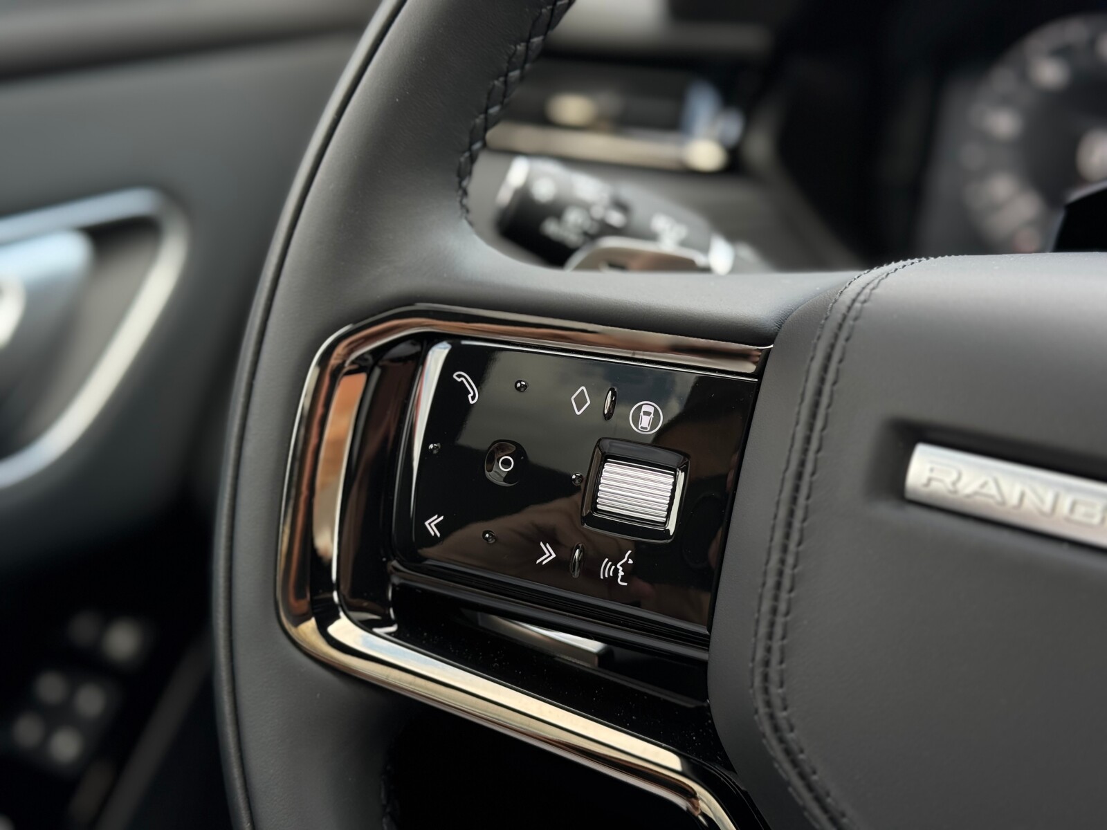 Land Rover Range Rover Velar - zdjęcie 13
