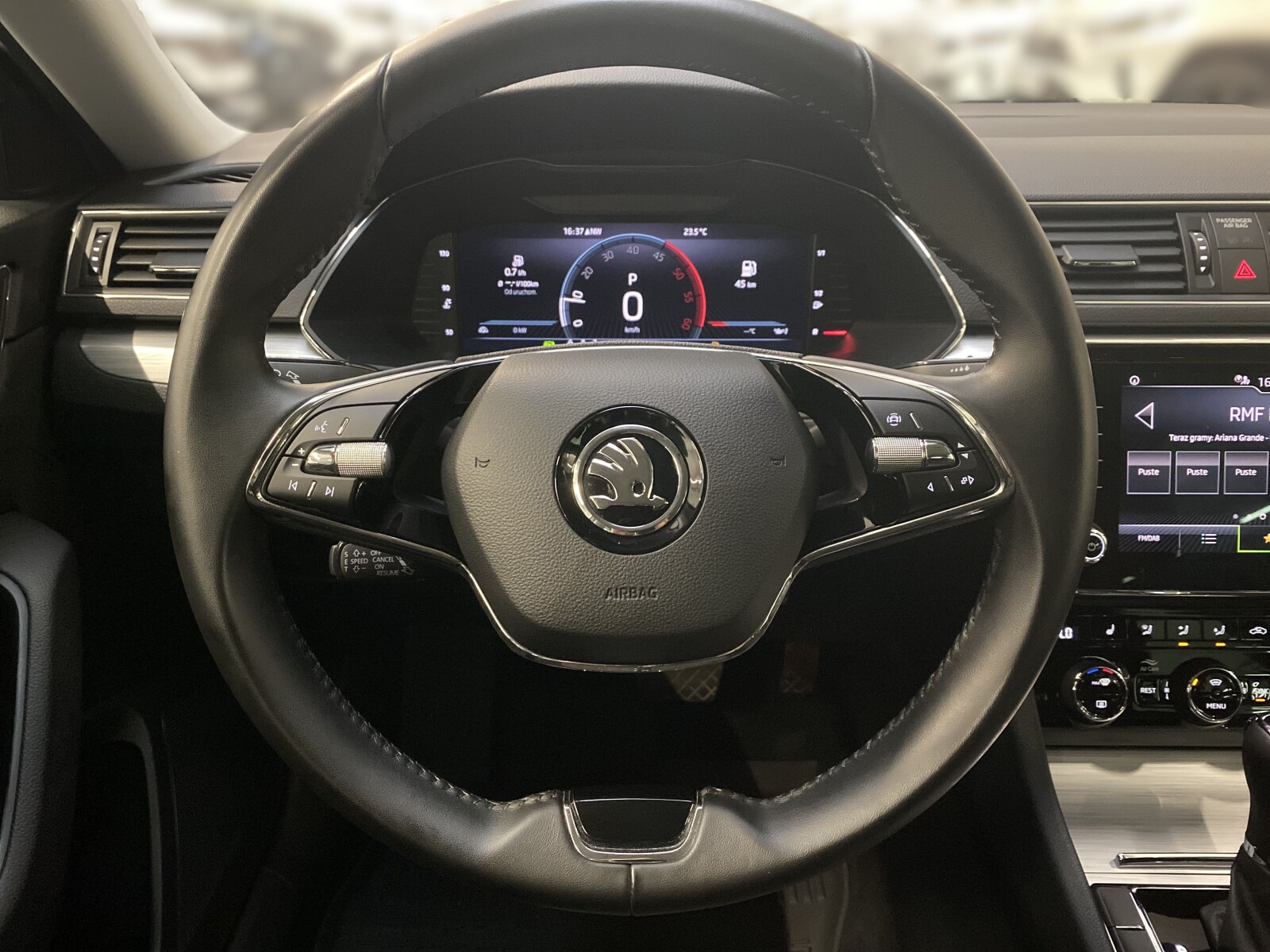 Škoda Superb Combi - zdjęcie 23