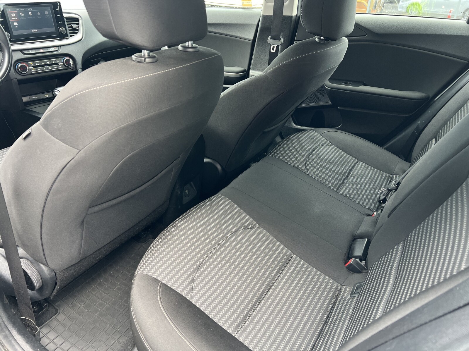 Kia Ceed - zdjęcie 24