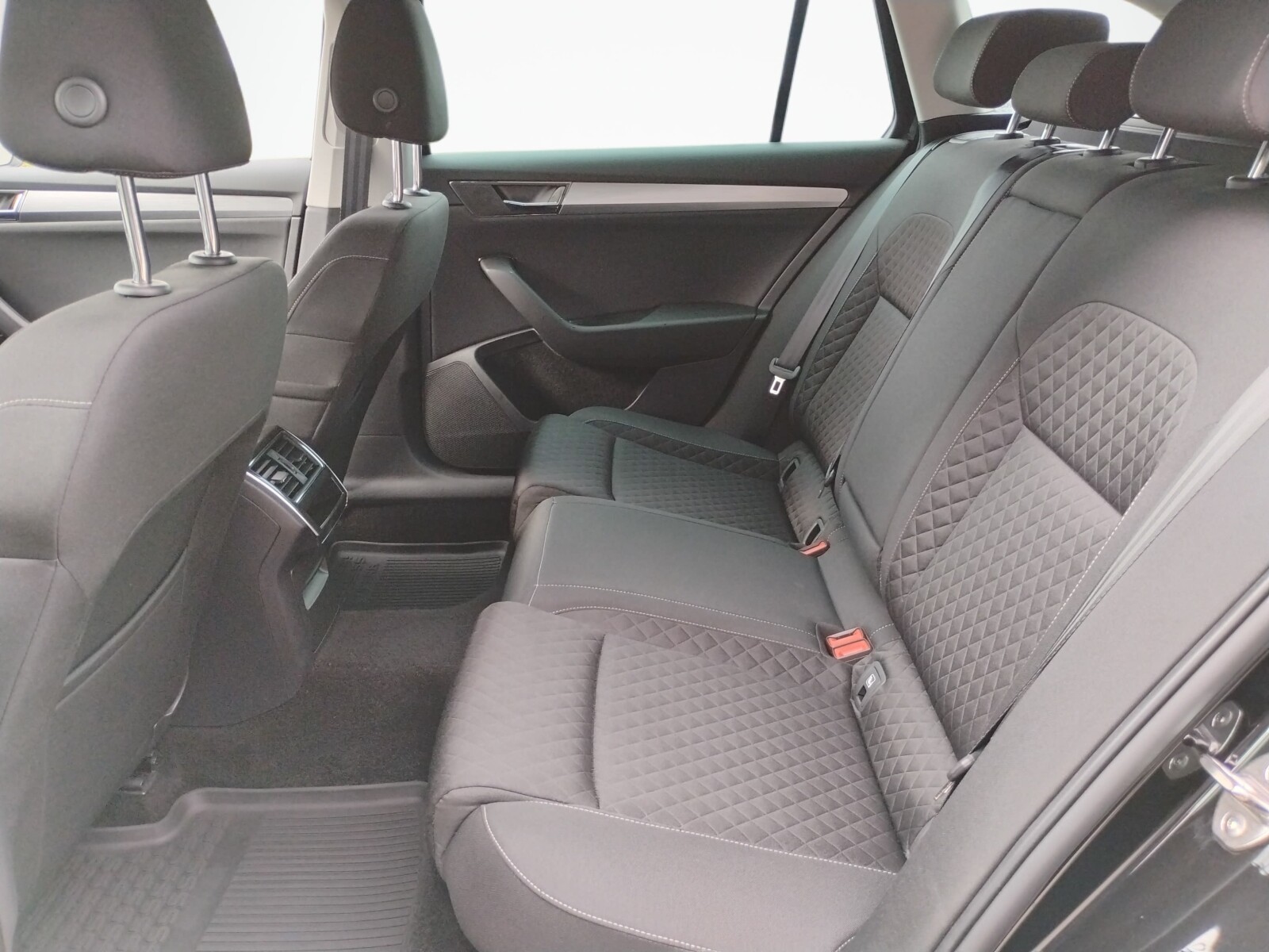 Škoda Superb Combi - zdjęcie 16