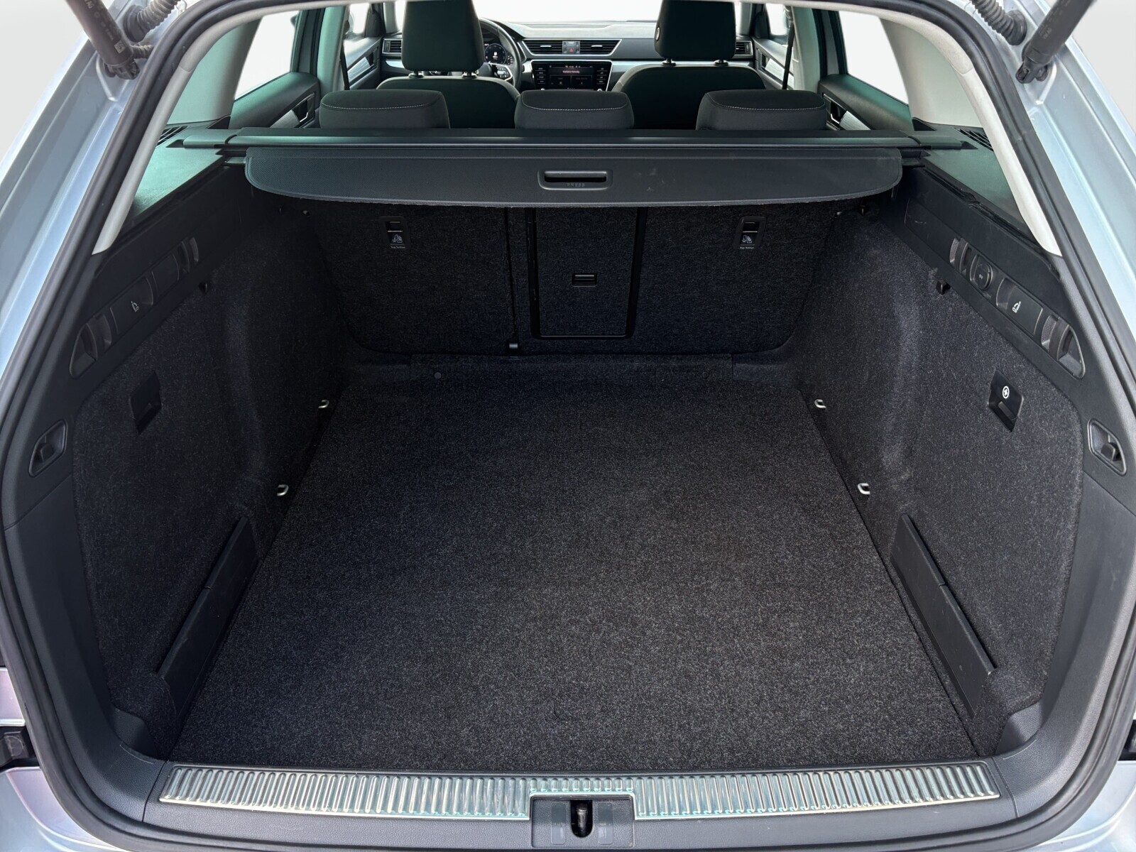 Škoda Superb Combi - zdjęcie 18