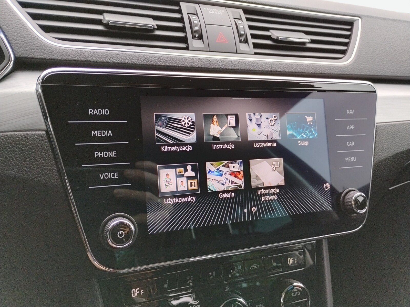Škoda Superb Combi - zdjęcie 22