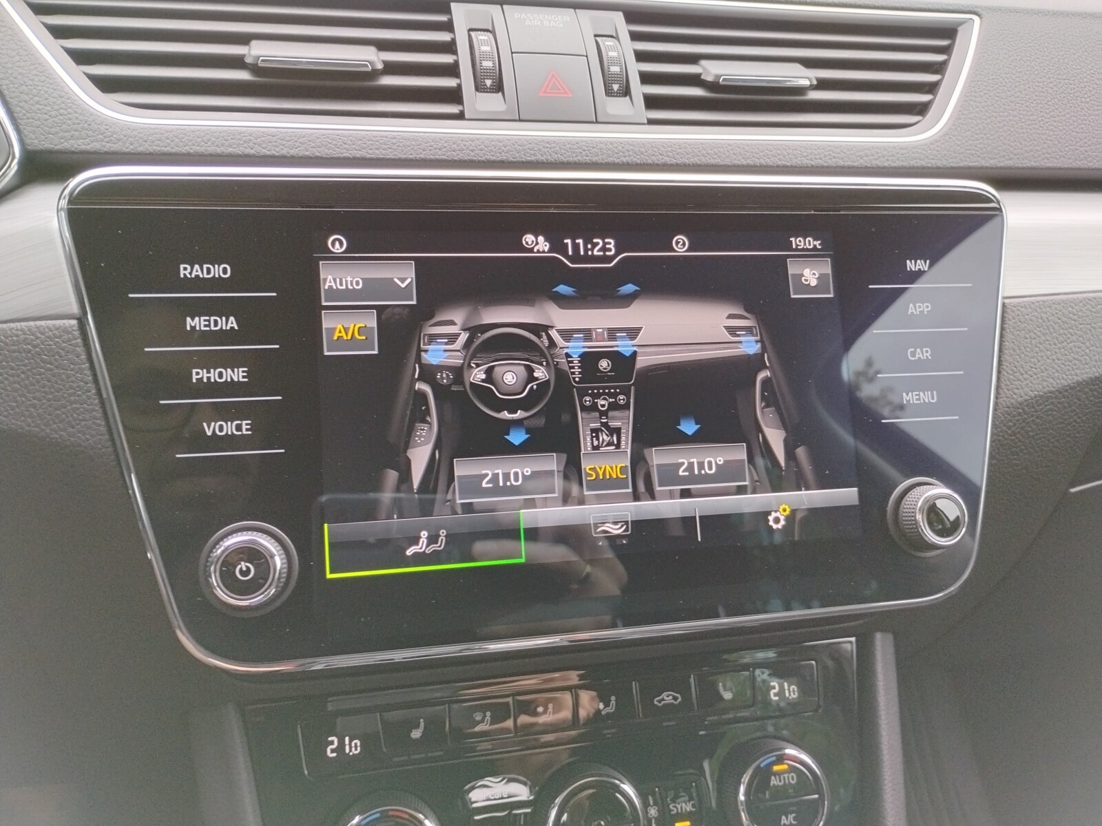 Škoda Superb Combi - zdjęcie 24